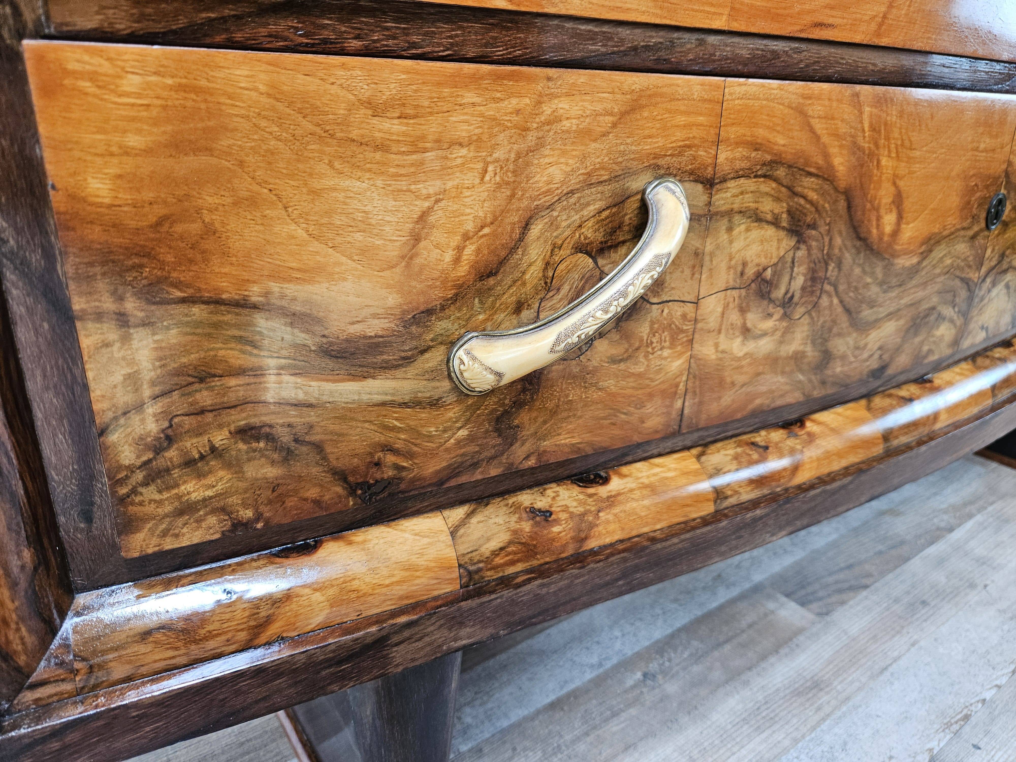 Commode Art Déco toscane des années 1940 en noyer raciné.
