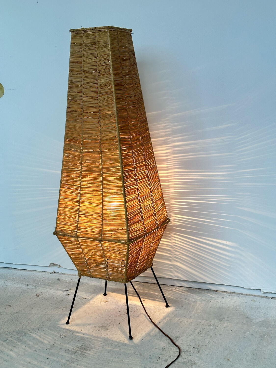 Table lamp in metal and raffia, 50s design