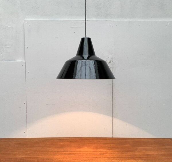 Suspension danoise Mid-Century en émail pour Louis Poulsen, années 1960
