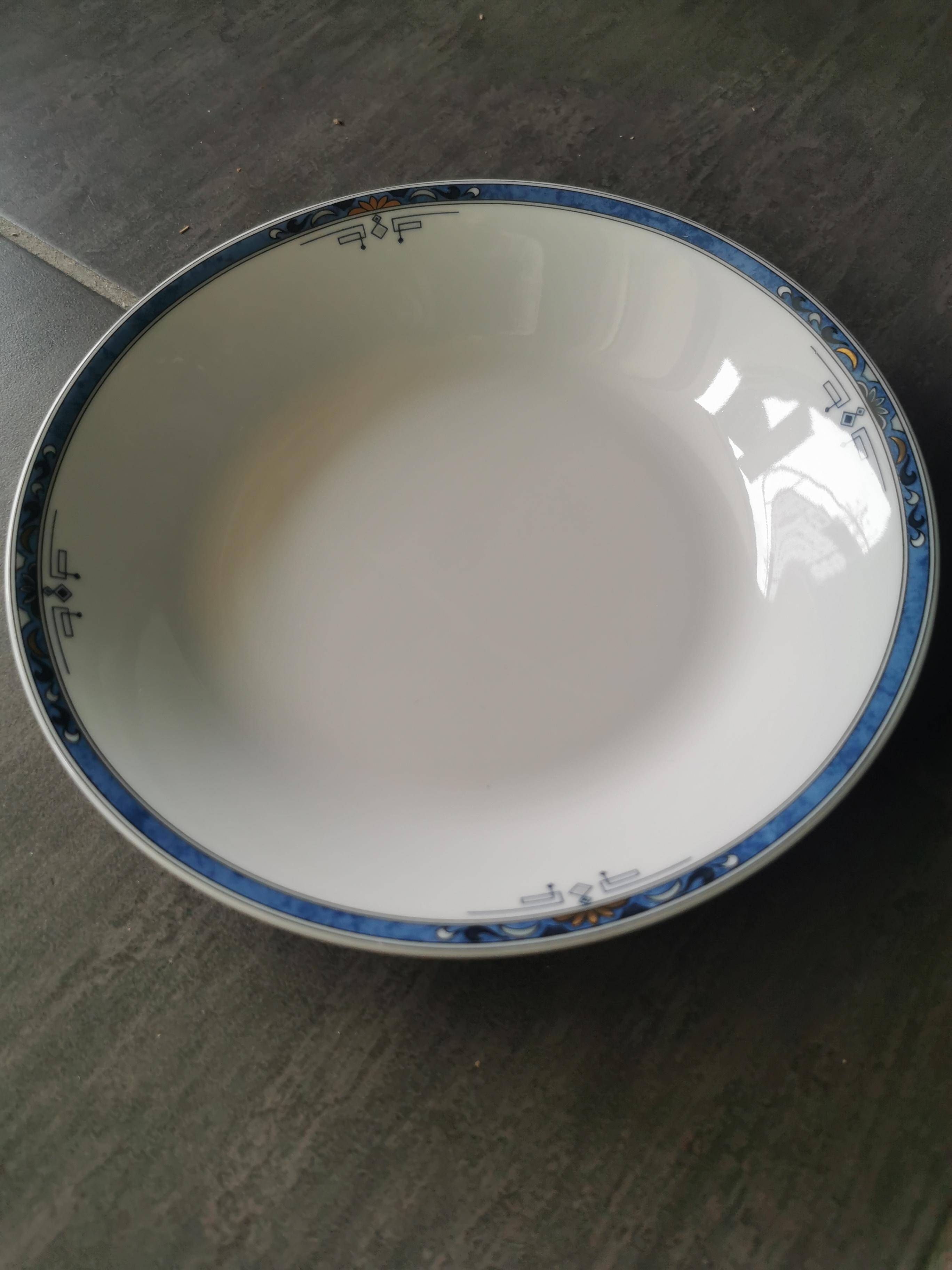 Deep plate with blue and gold decoration – 20 cm