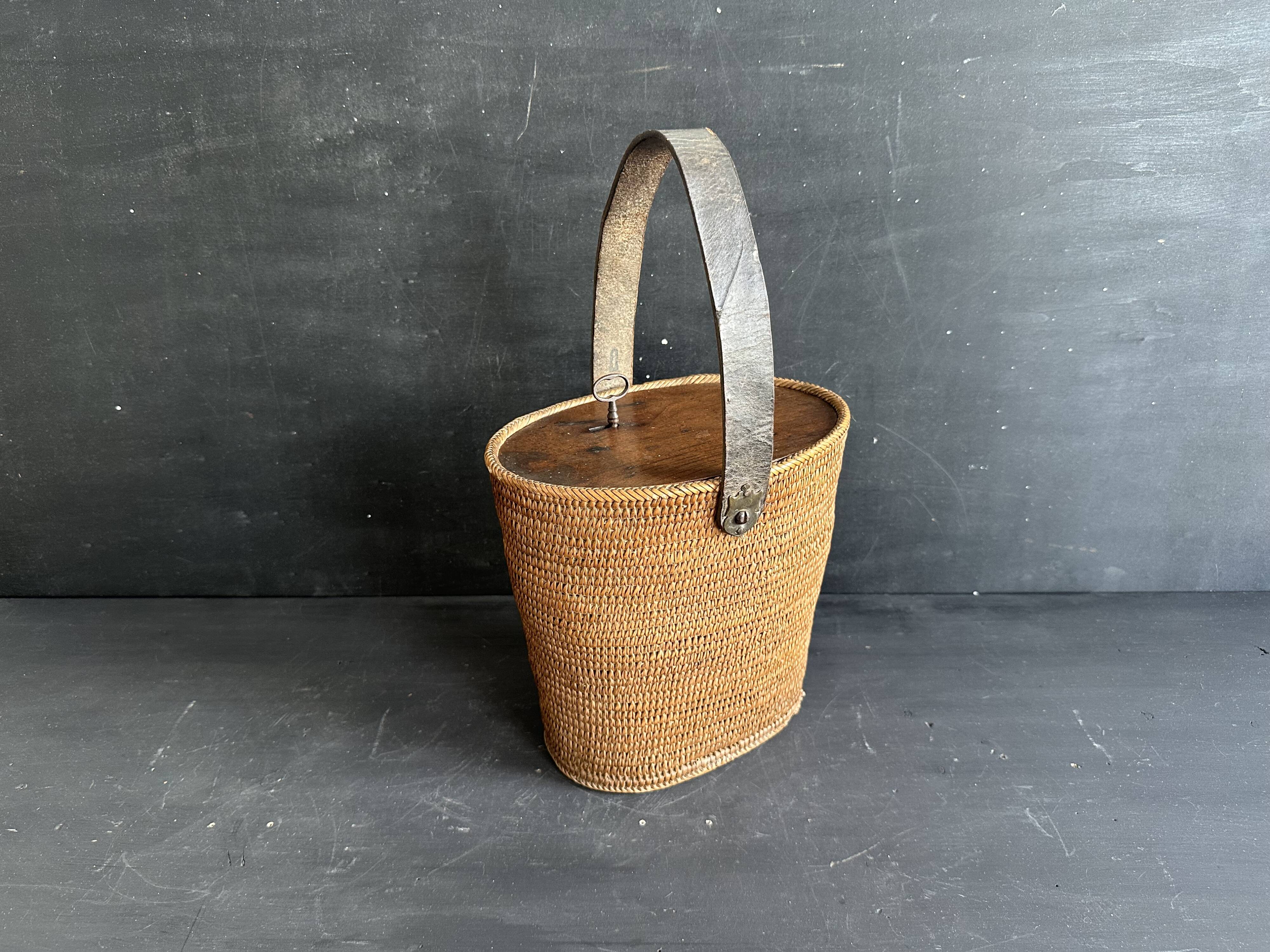 Ancien sac panier en vannerie, bois et cuir, XIXe siècle