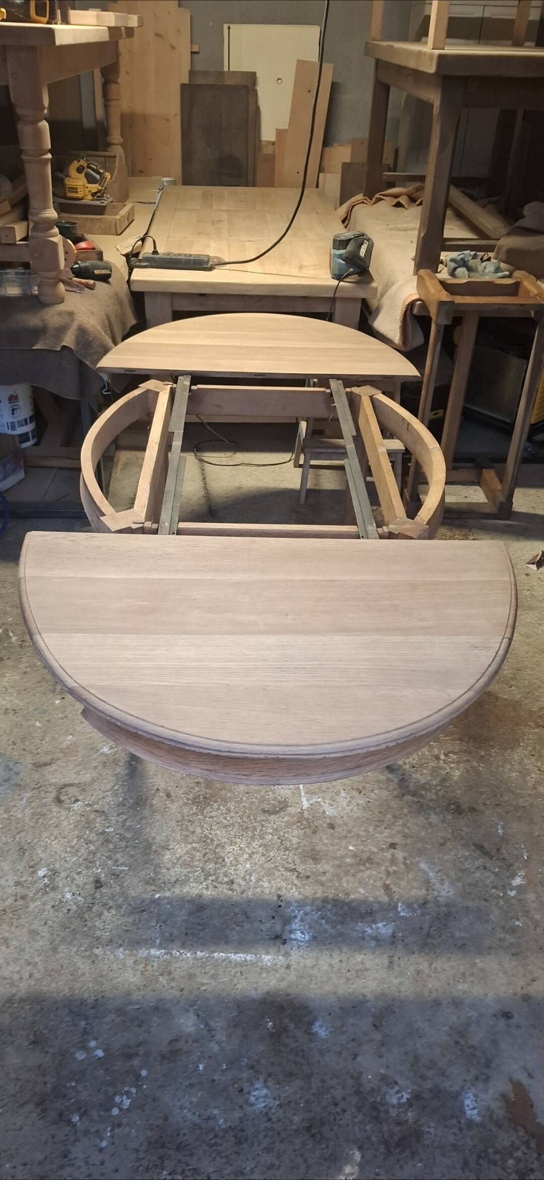 Extendable oval table