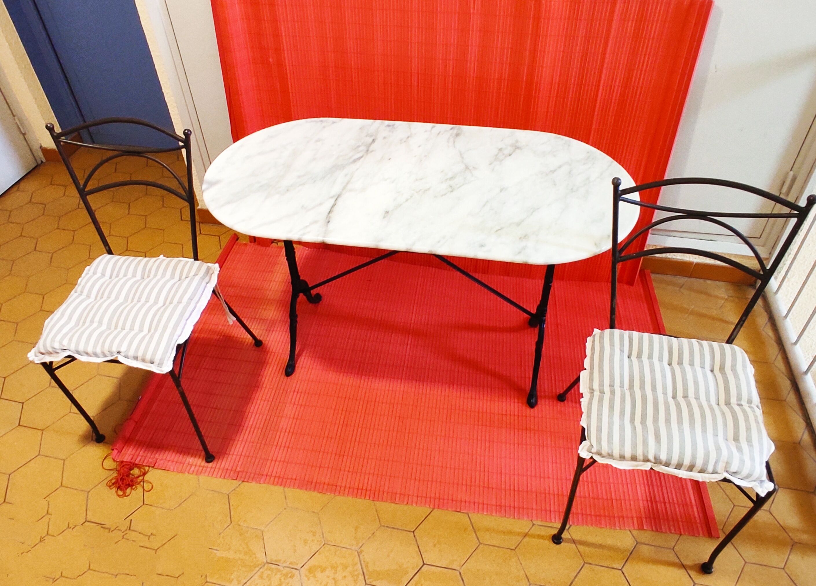 Table bistrot en marbre et pieds en fonte et deux chaises assorties en fonte noire