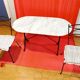 Table bistrot en marbre et pieds en fonte et deux chaises assorties en fonte noire