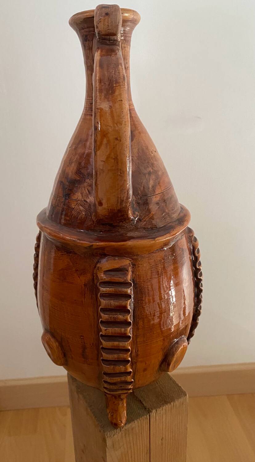 Tripod pottery