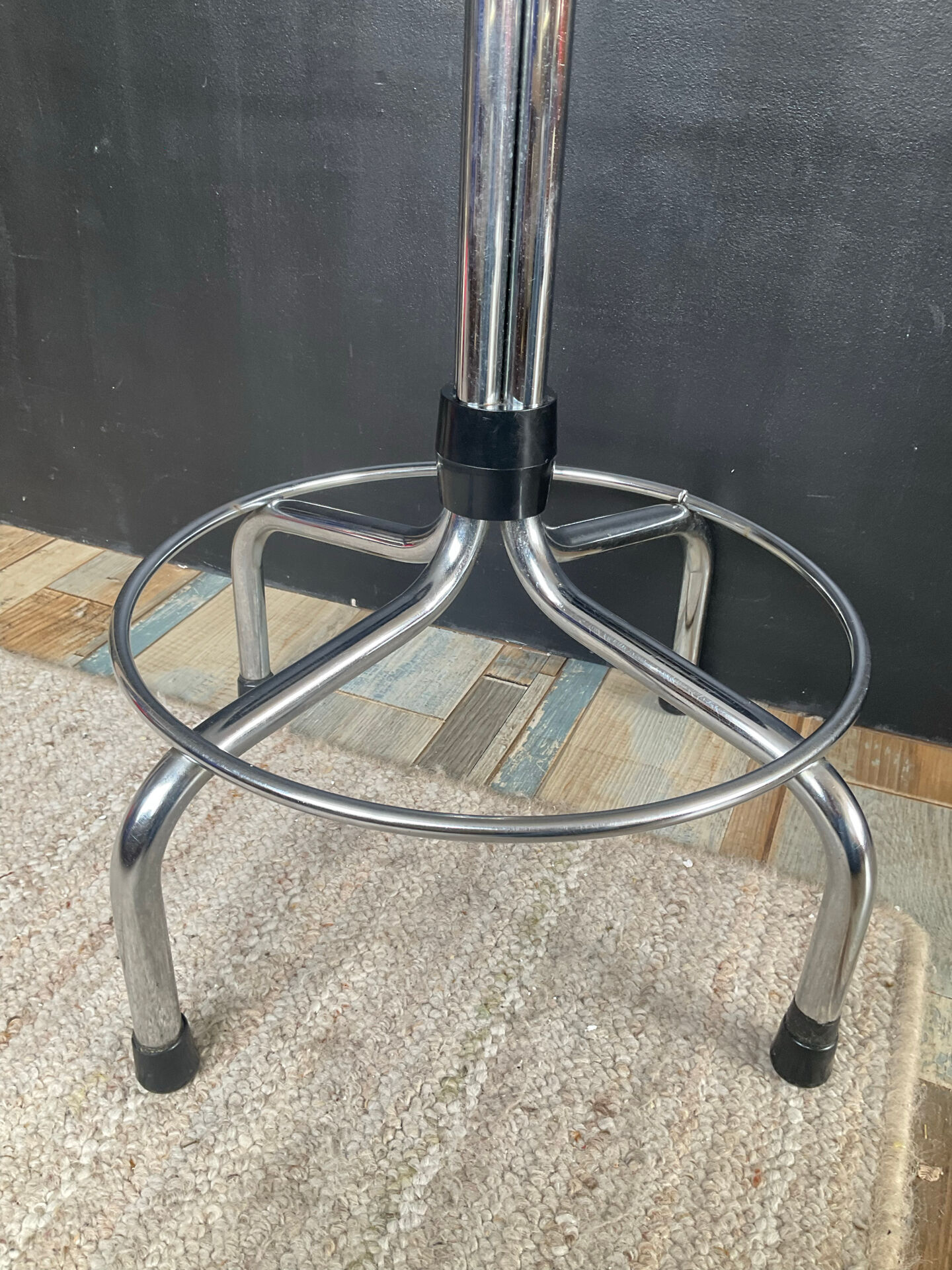 Tabouret vintage tubulaire chromé et simili noir