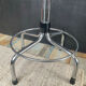 Tabouret vintage tubulaire chromé et simili noir