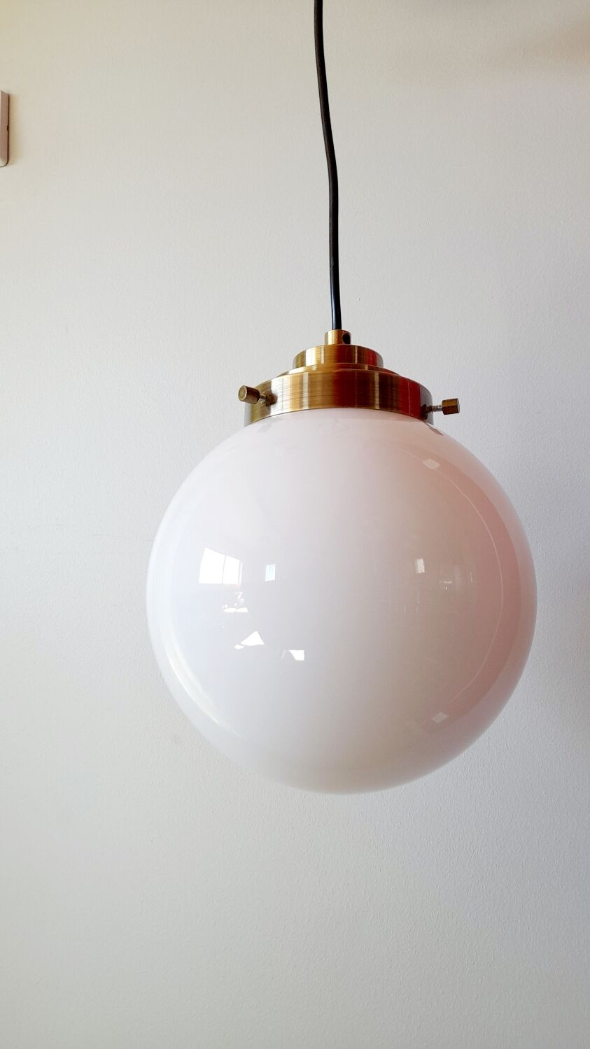 Opaline globe suspension