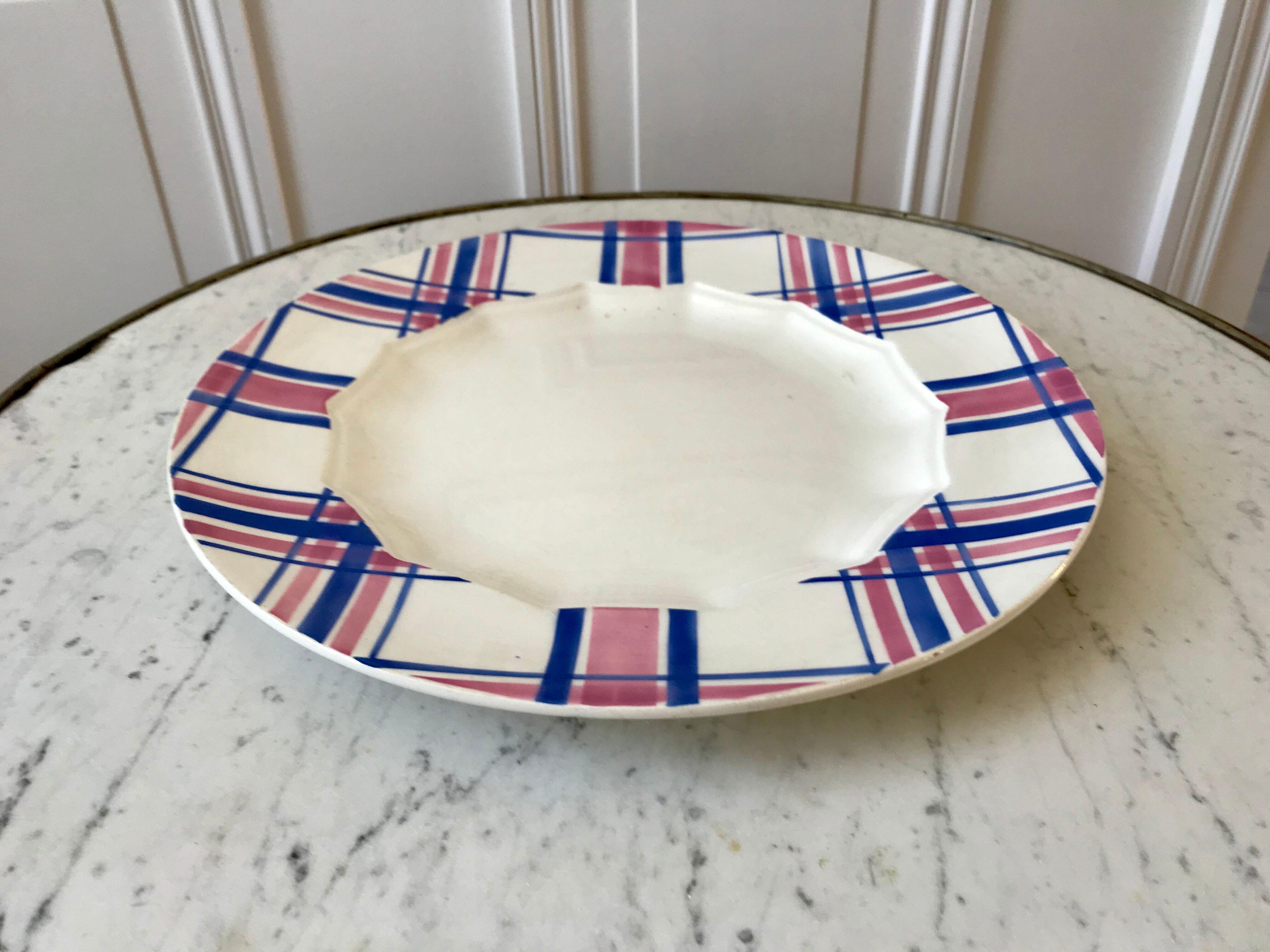 Round dish HBCM Creil & Montereau model Scots blue pink years 40-50