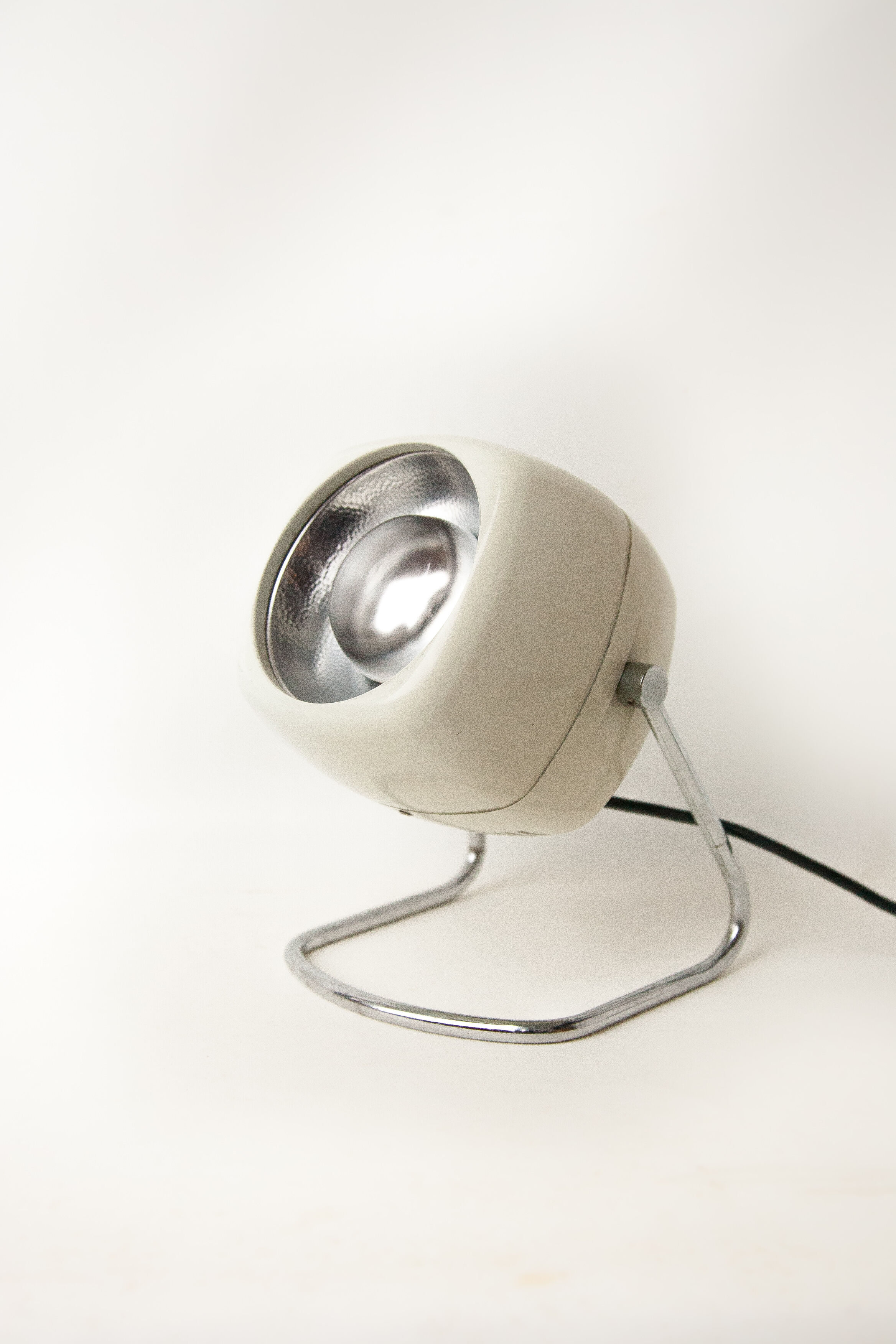 Vintage lay lamp by Harvey Guzzini for Harvey Luce, made in Italy, white metal lamp, space age, 60's