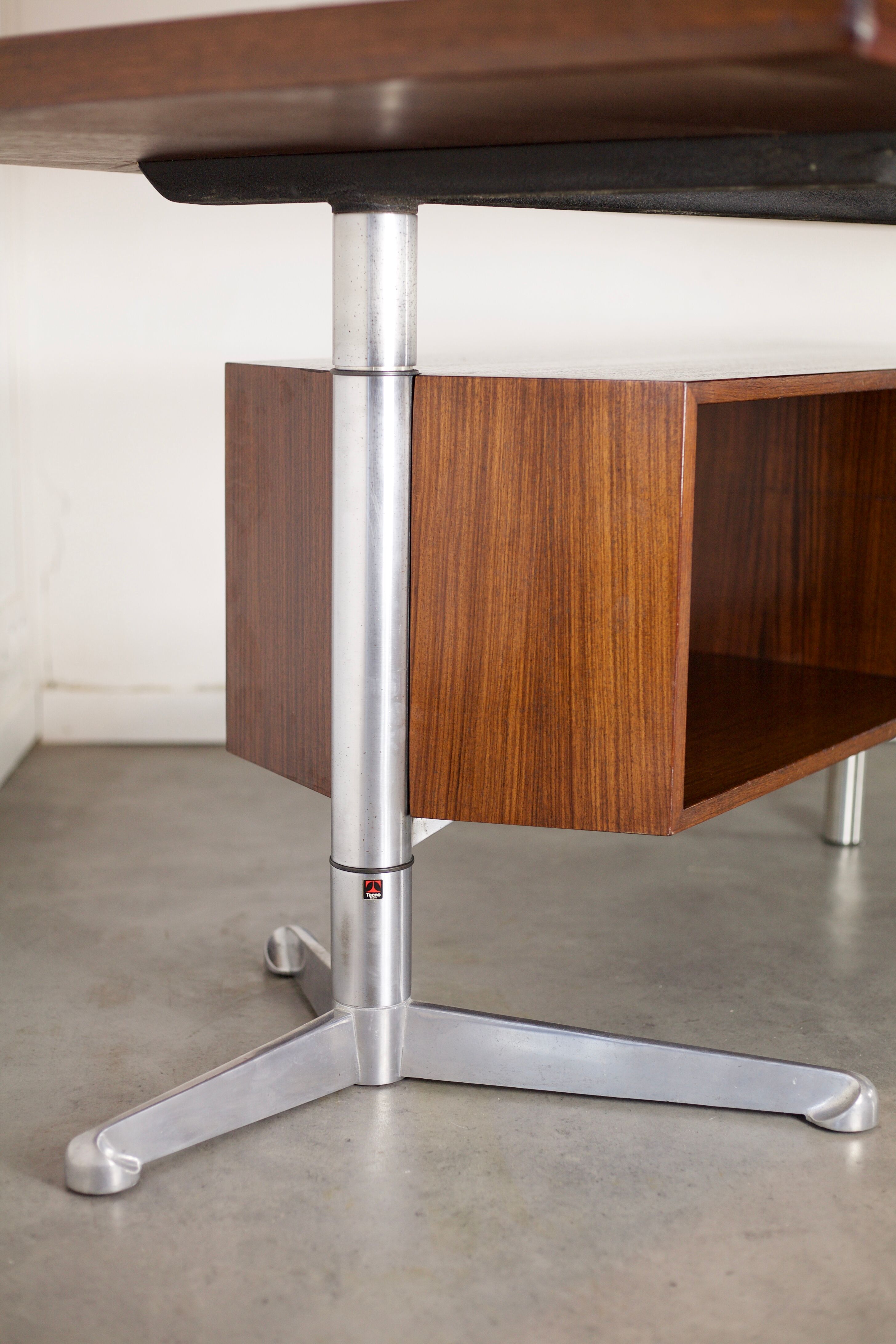 Bureau boomerang modèle T96 de Osvaldo Borsani, édité par Tecno, Italie circa 1960