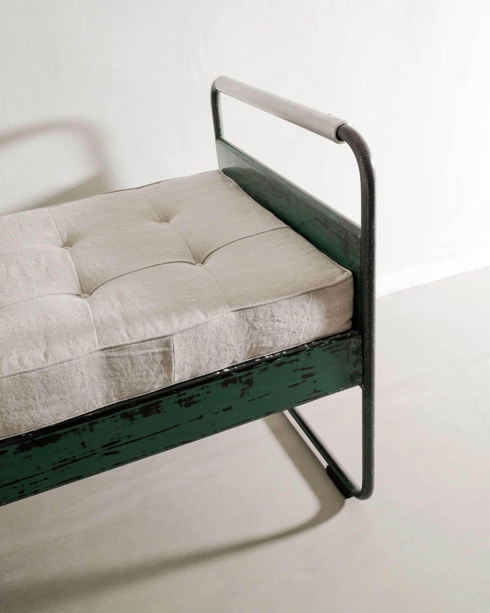 French Mid Century Jean Prouvé "No 17 / Fabert" Aluminum Daybed, 1930s