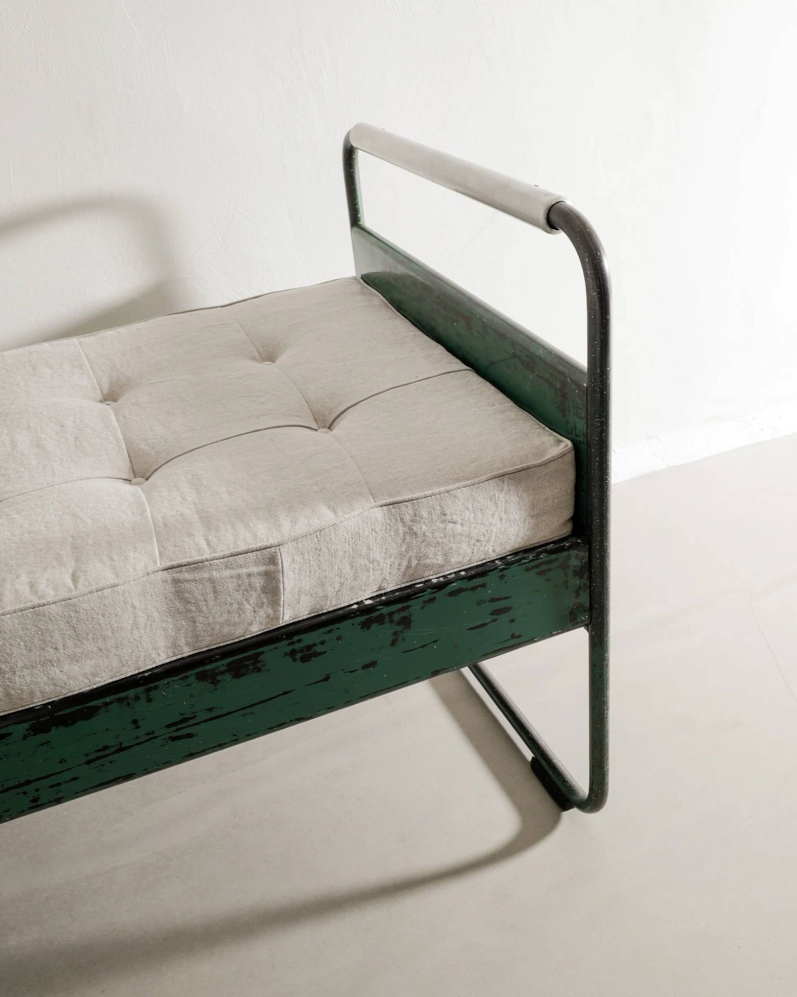 French Mid Century Jean Prouvé "No 17 / Fabert" Aluminum Daybed, 1930s