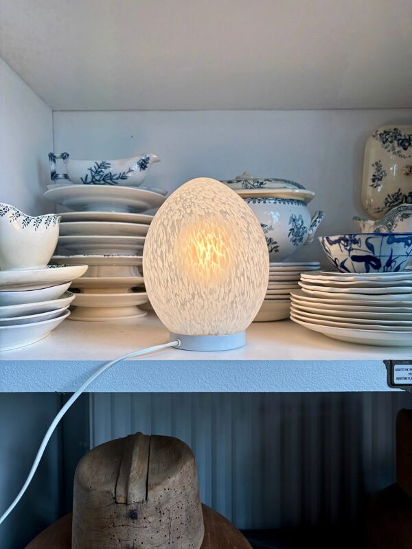 Lampe de table ''œuf'' en verre de Clichy et métal blanc