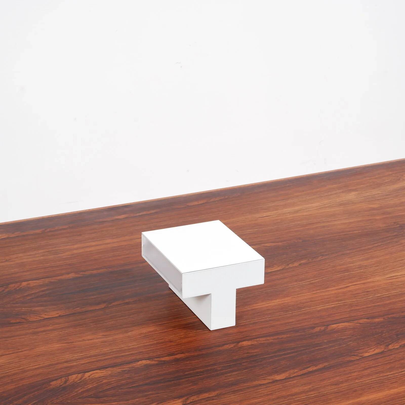 “Tight light” wall lamps by Piero Lissoni for Flos