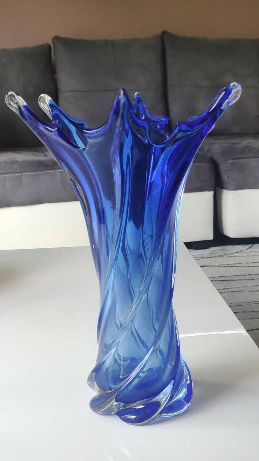 Large murano vase in blown art glass, cobalt blue. star shape. dim 30 x 22 cm