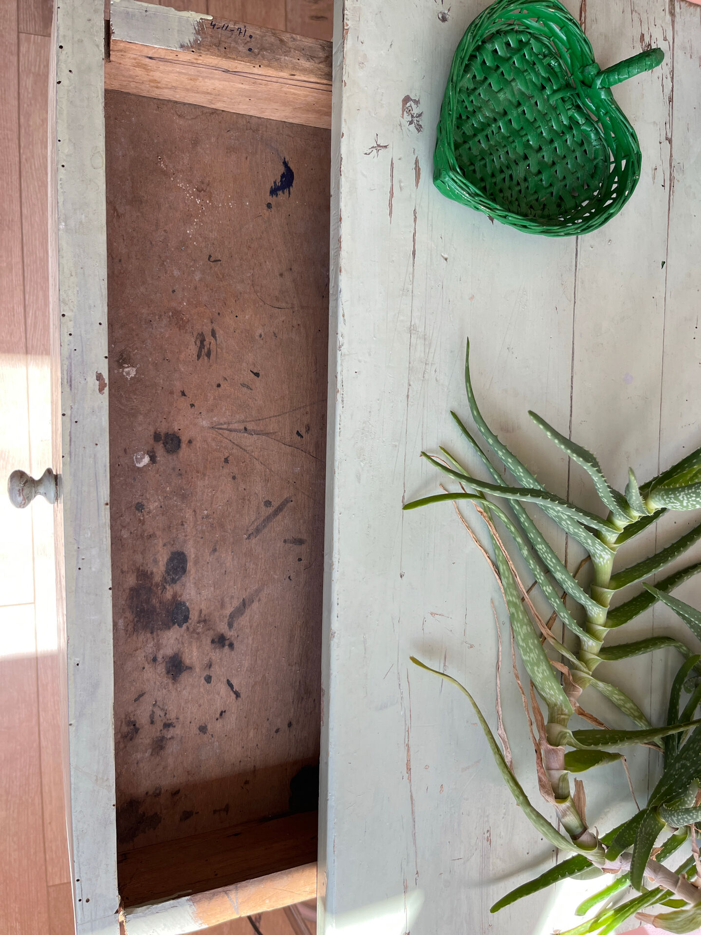 Petite table en bois d’appoint vintage 50 vert sauge