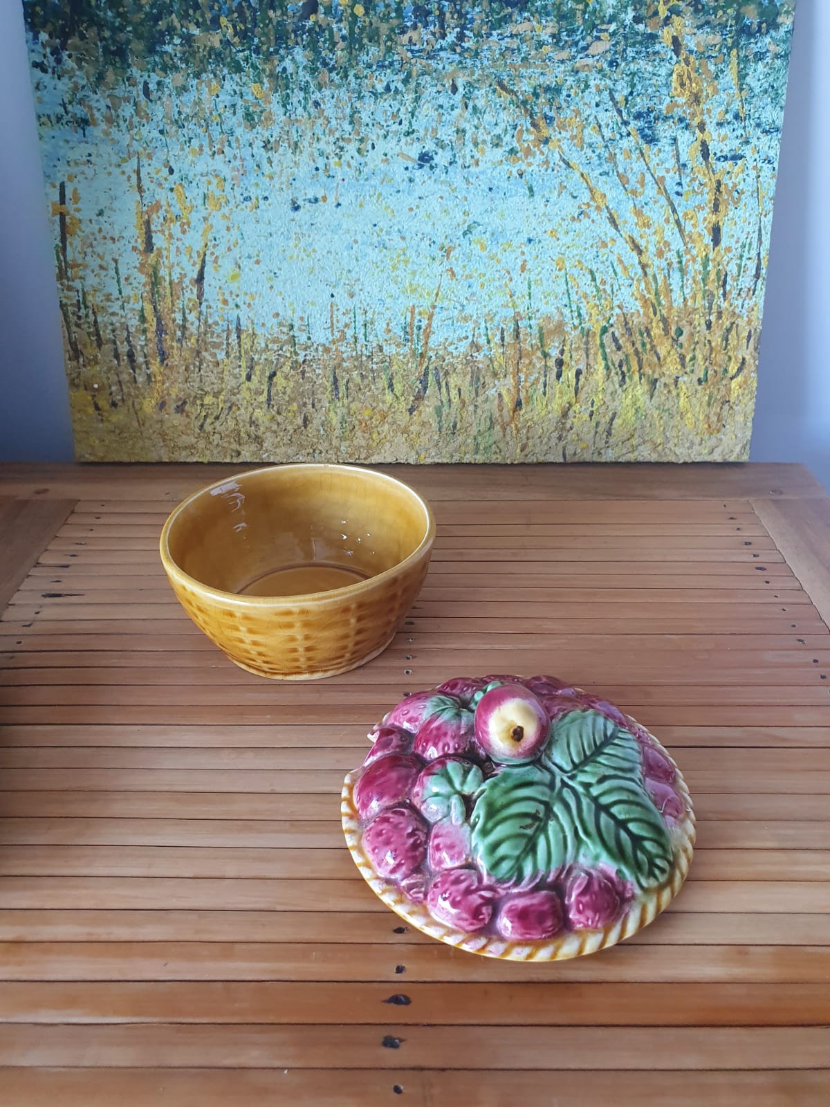 Sucrier fruits strawberry, signed sarreguemines france