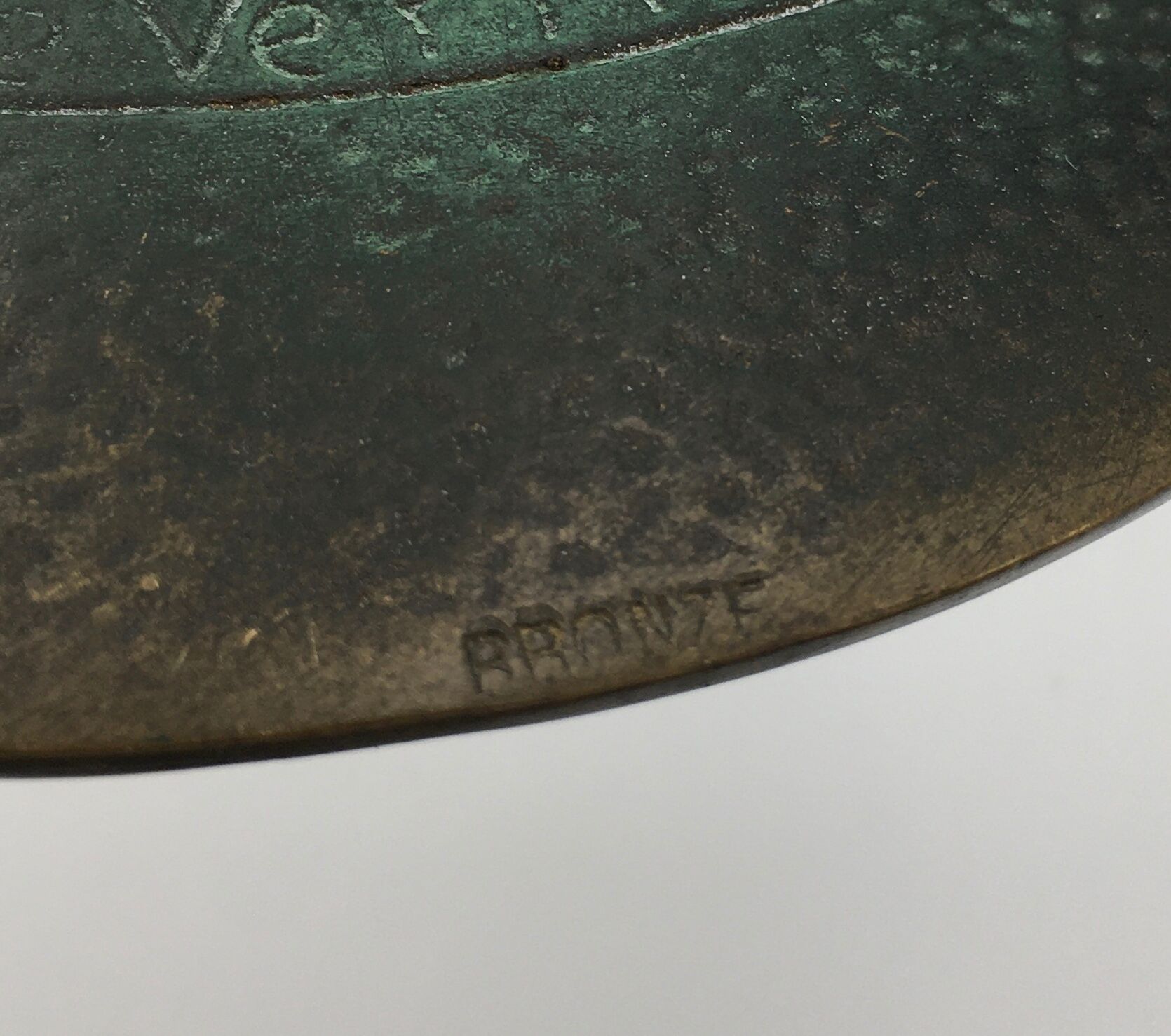 Max Le Verrier bronze trinket bowl, decoration of the sign of the zodiac Aquarius, 1930/1940