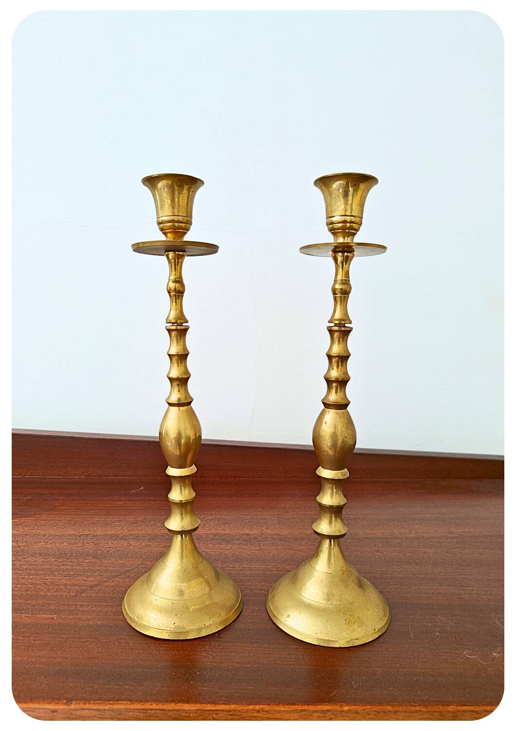 Bougeoirs en laiton français du milieu du siècle – Lot de 2