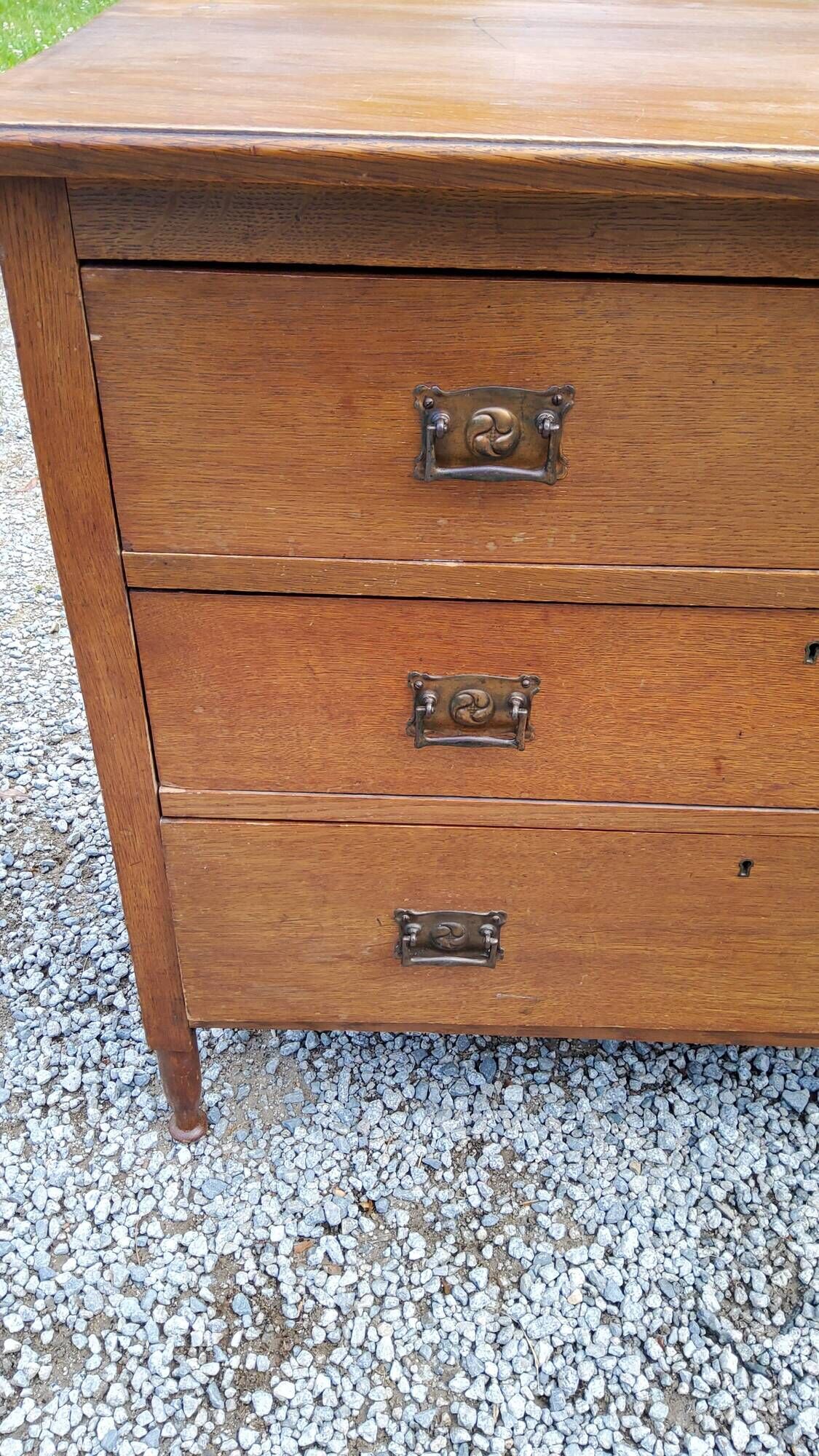 Commode des années 50 en chêne massif 3 tiroirs  pieds coniques