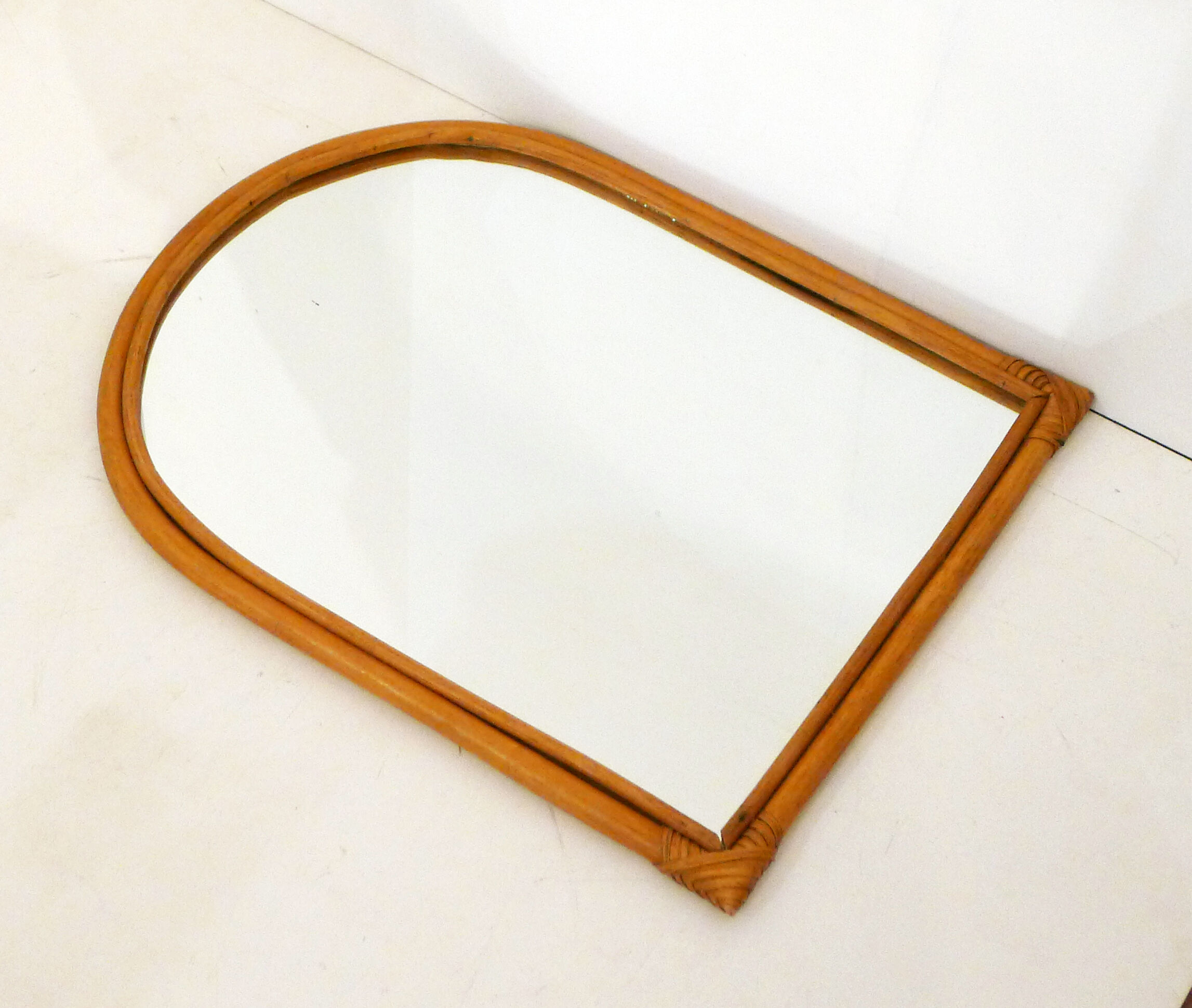 Rounded wall mirror in rattan 35x45cm