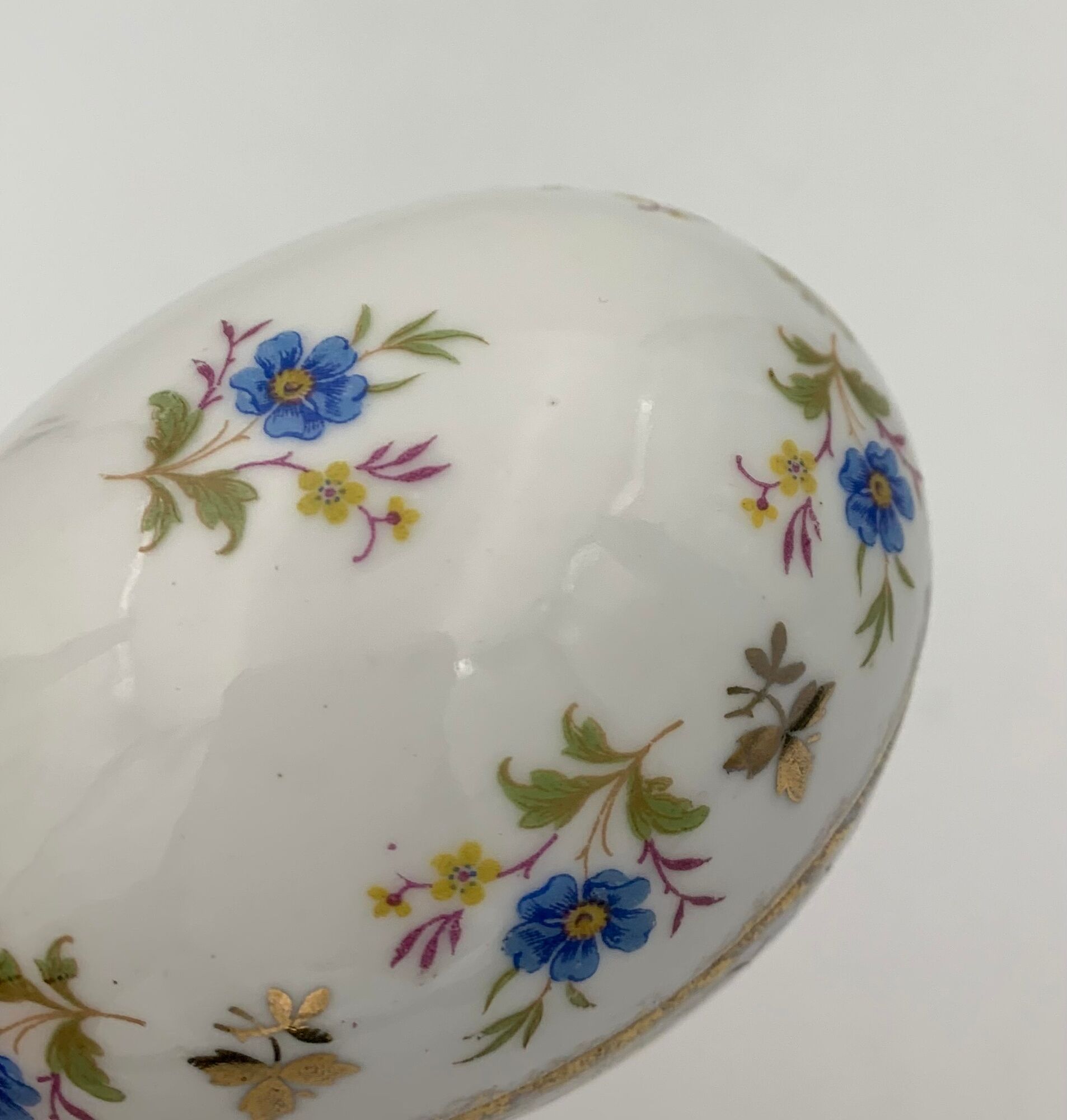 Vintage box in Limoges porcelain, egg shape, floral decoration - twentieth century