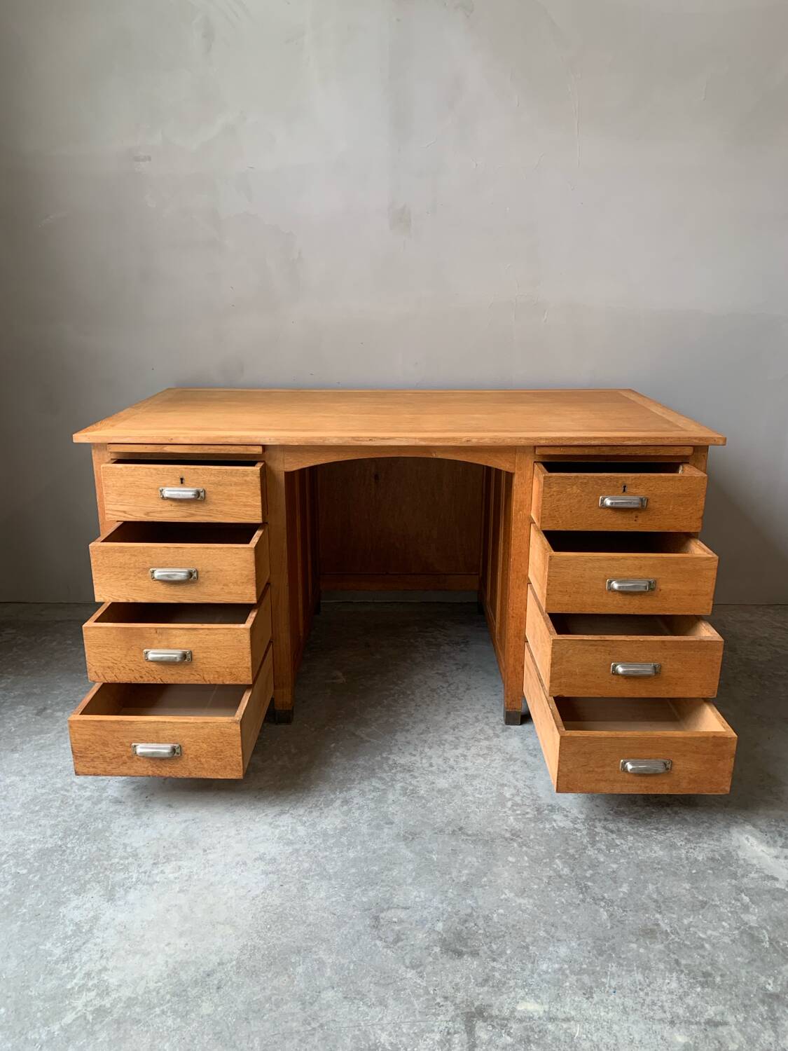 Bureau Vintage en Chêne avec 8 Tiroirs