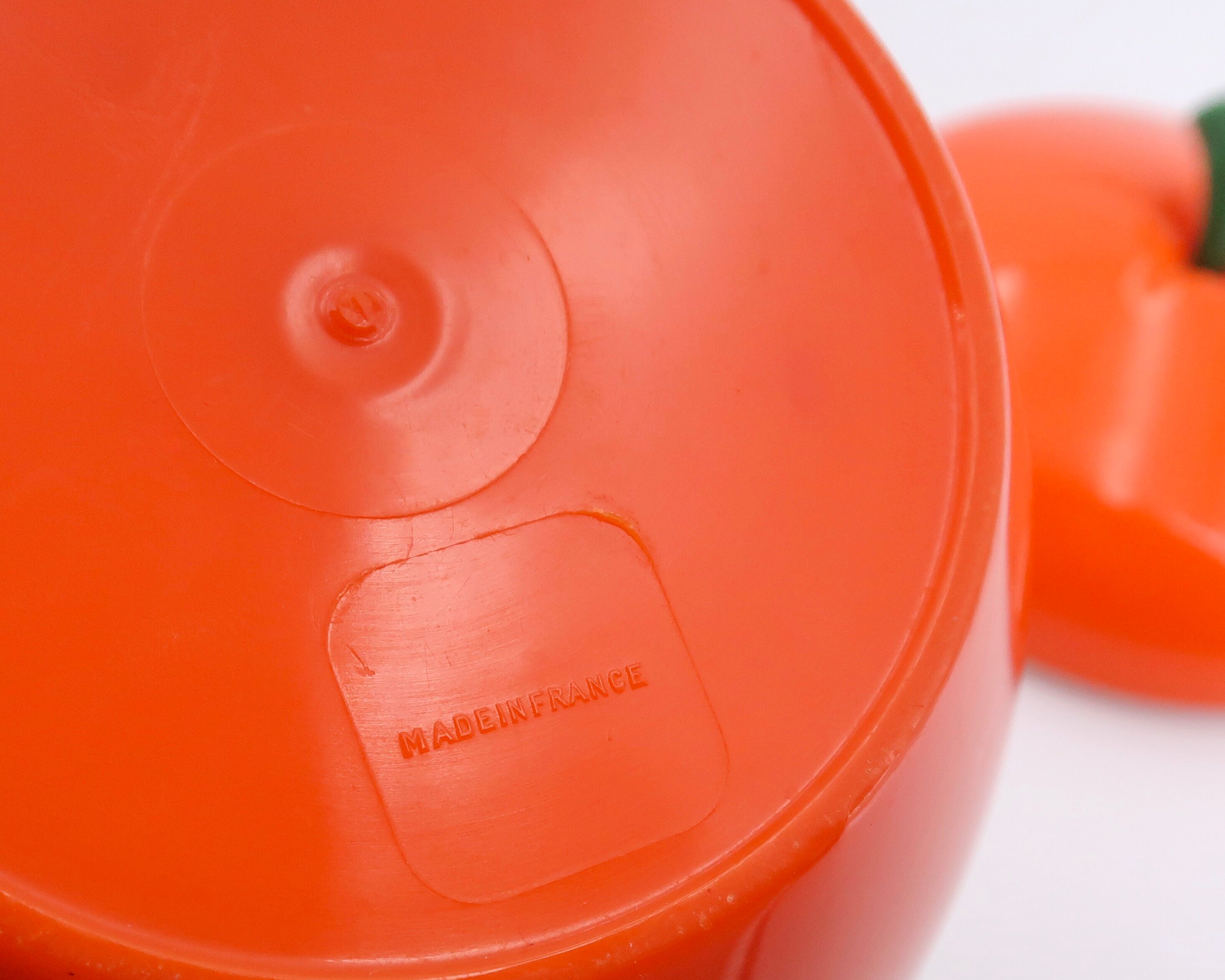 Pomme à glaçons orange en plastique, années 70