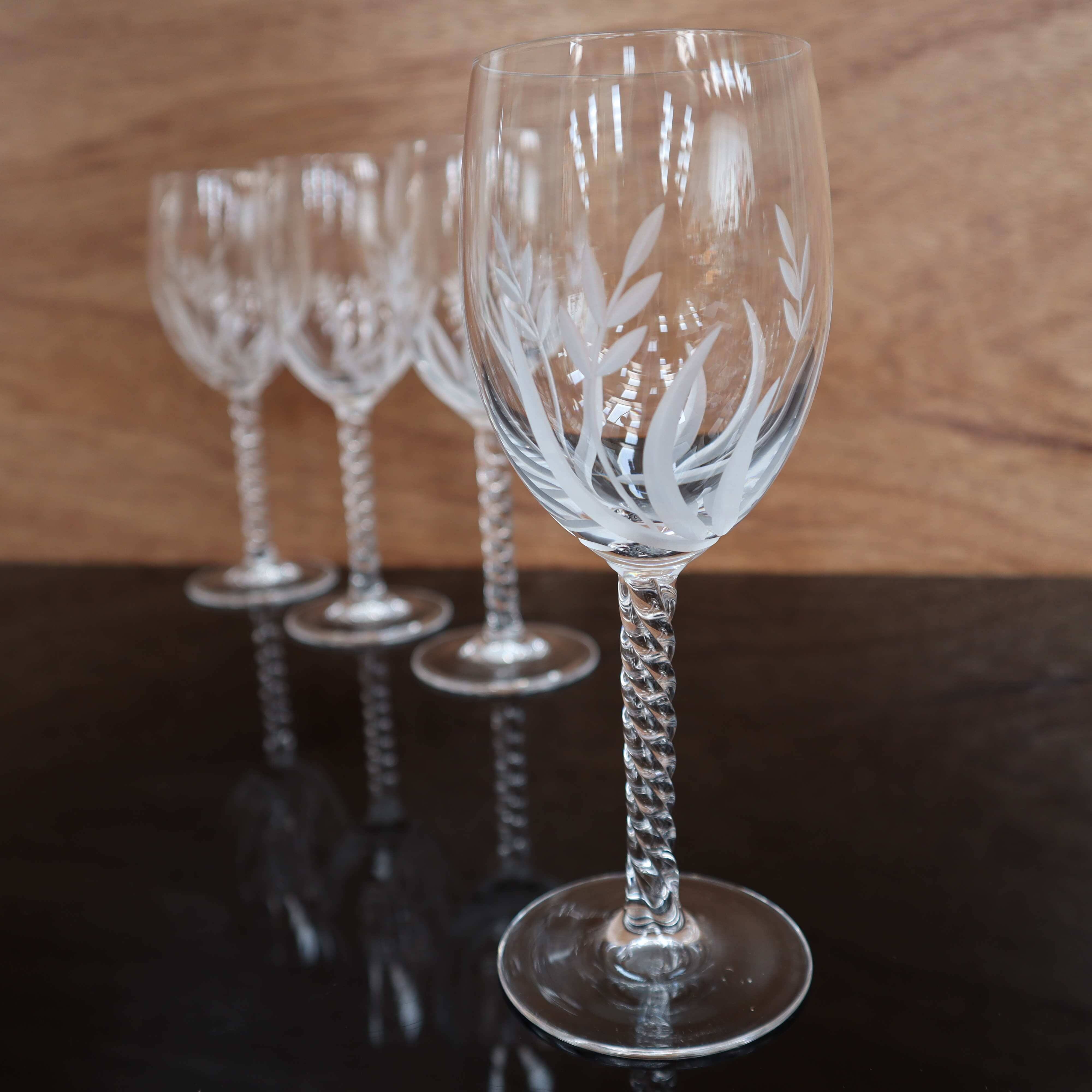 Ensemble de 4 verres à vin rouge vintage en cristal gravé