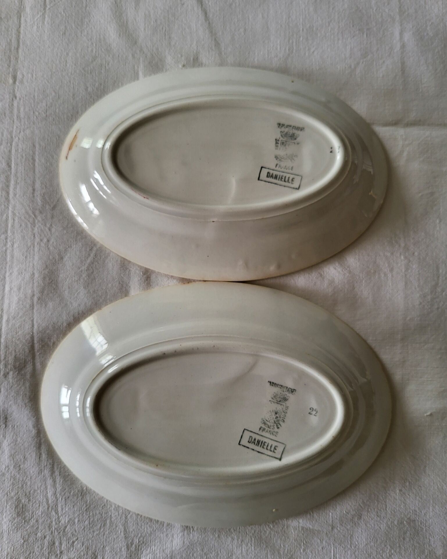 2 earthenware dishes from Sarreguemines and Digoin, model Danielle.