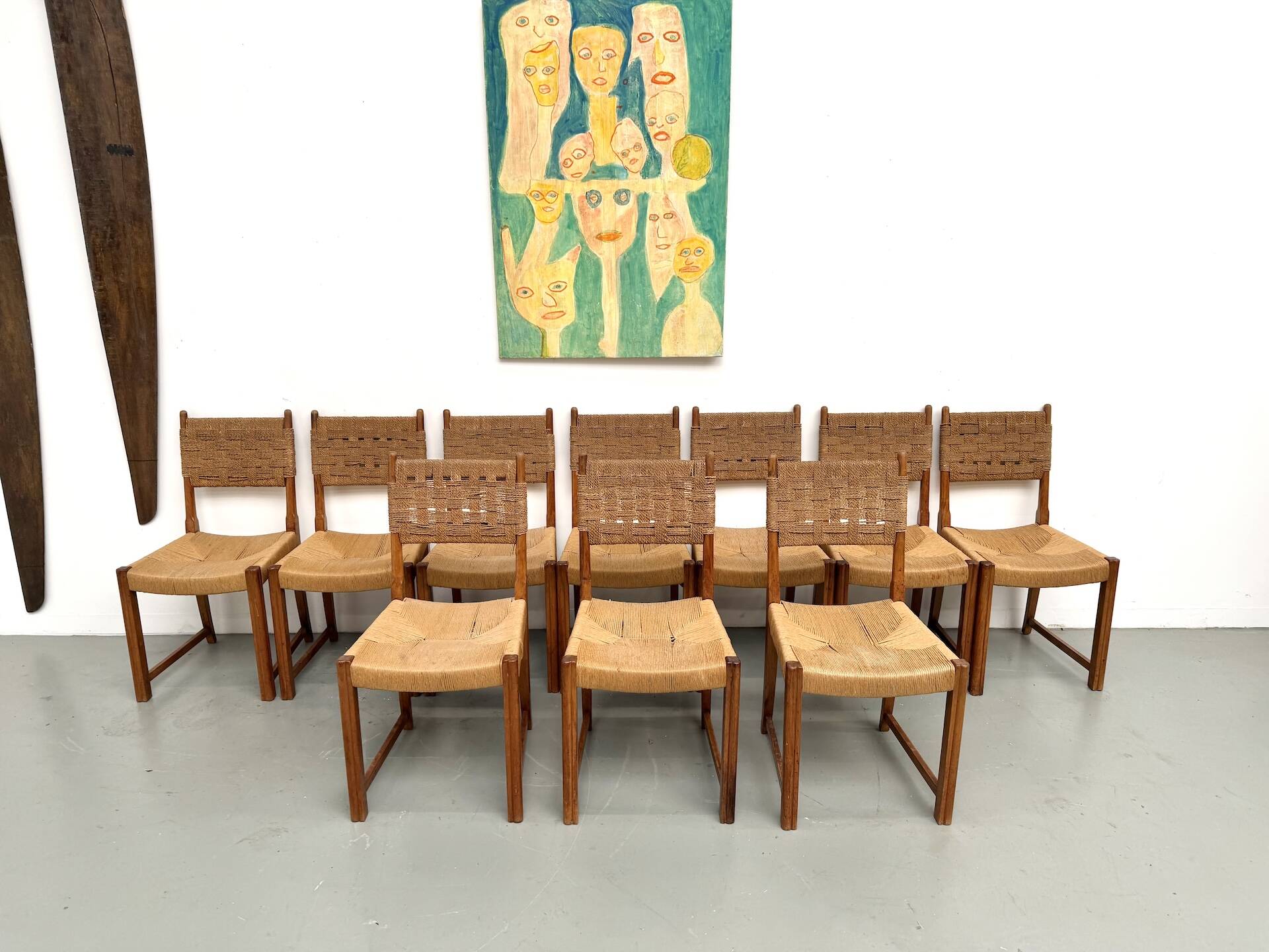 Série de dix chaises en orme massif tressées main, France circa 1965