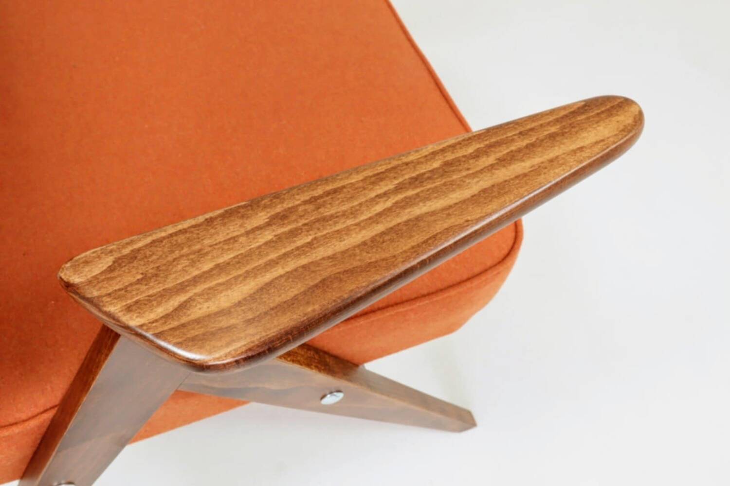 Fauteuil lounge vintage en laine, tissu orange et bois de hêtre