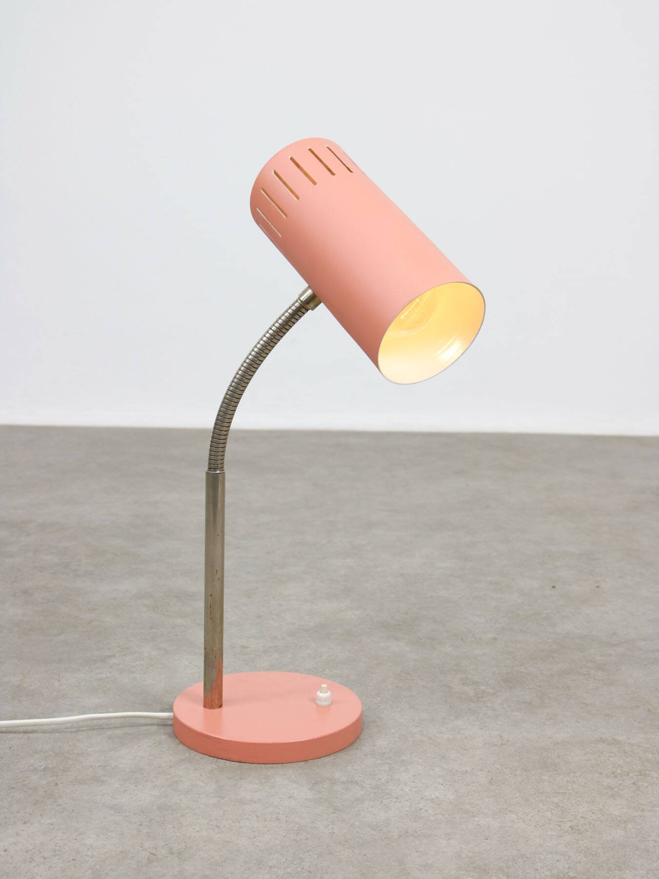 Mid-Century Modern Italian Table Lamp in Salmon and ChromeMid-Century Itali