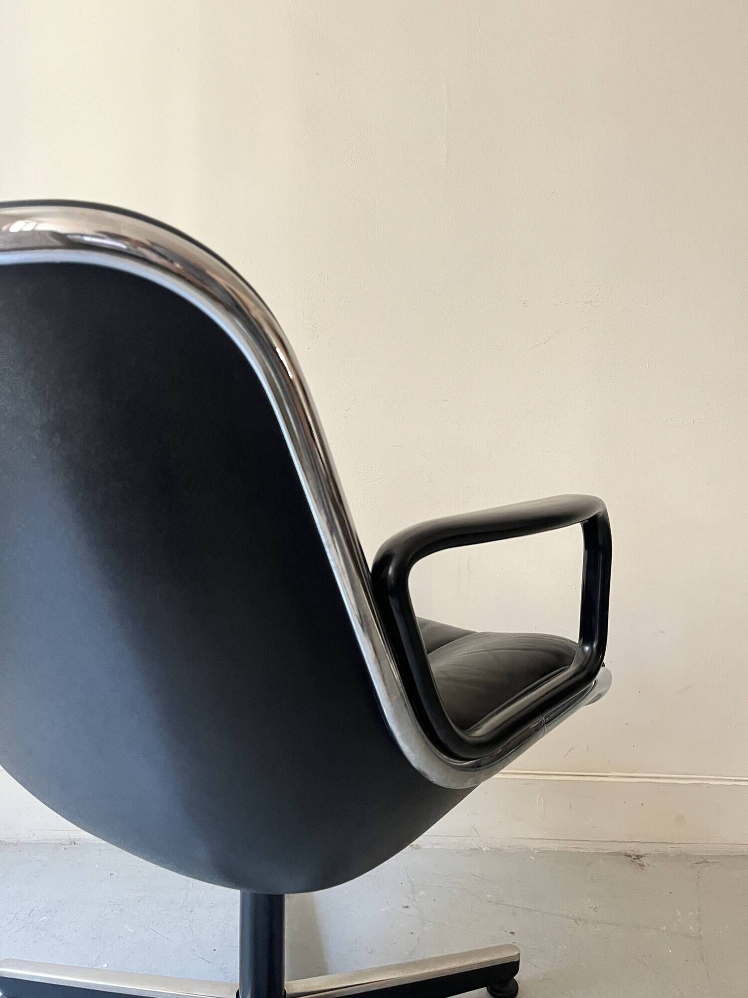 Black leather office chair and armrest by Charles Pollock for Knoll International