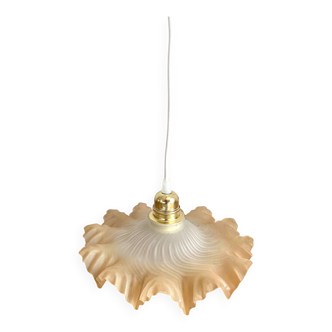 Suspension vintage dentelée verre opaline