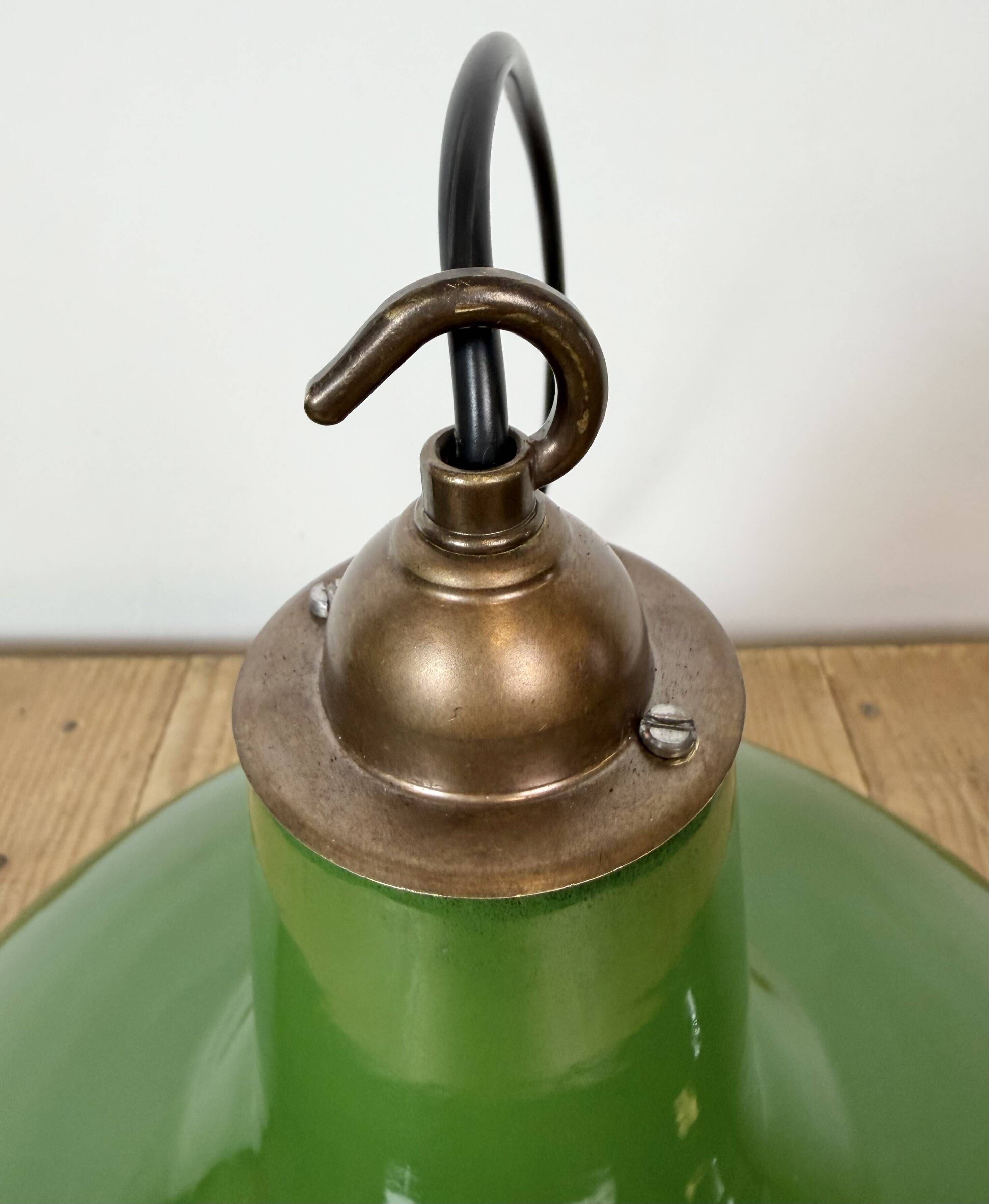 Lampe suspendue en émail vert industriel de Jackson Electrical Co., années 1960.
