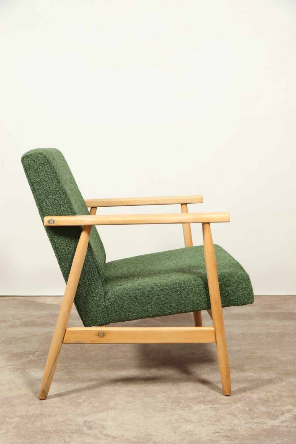 Fauteuil vintage Boucle verte bois naturel après rénovation