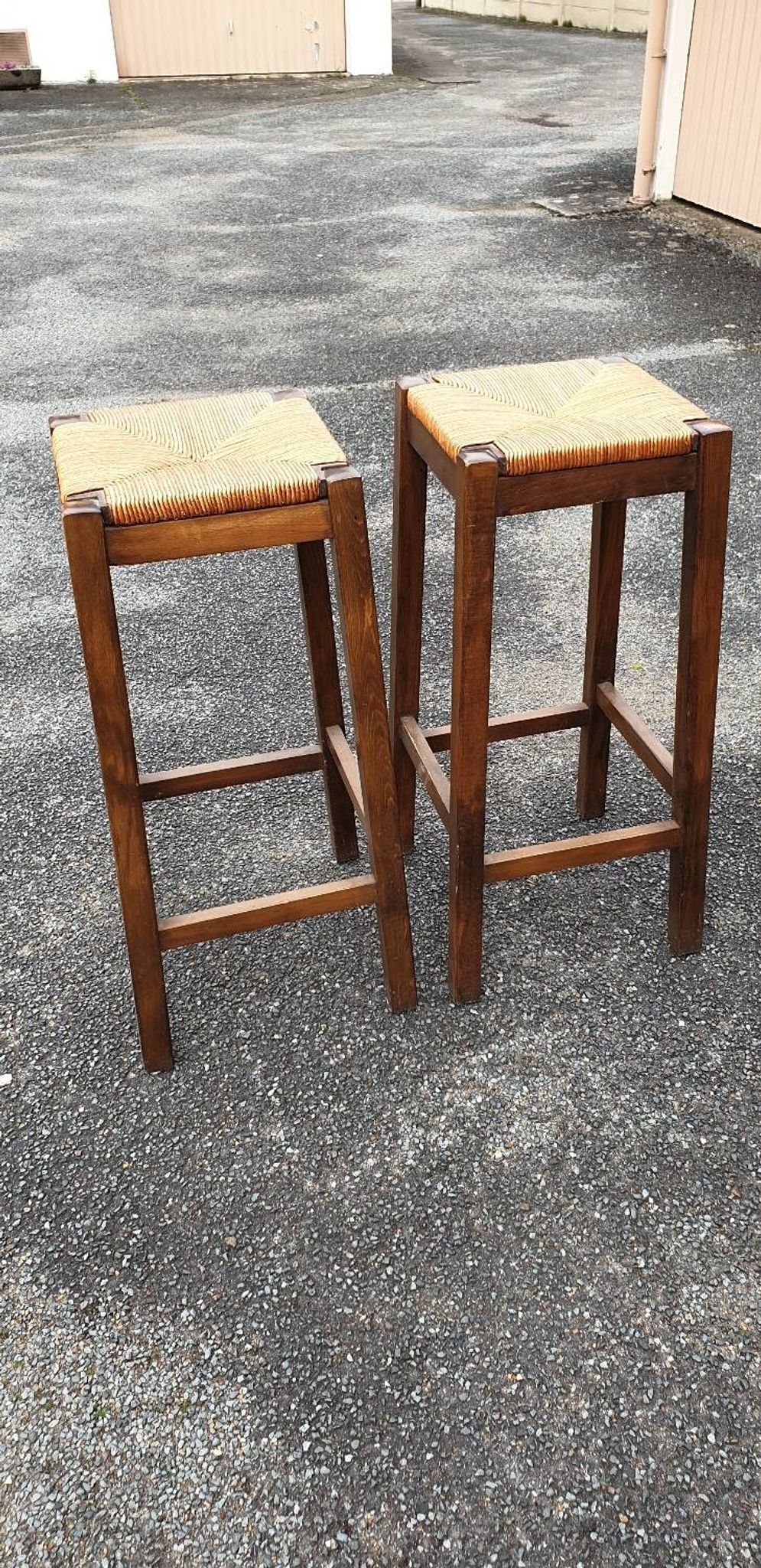 2 tabourets de bar en bois et paille