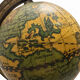 Globe vintage en bois et bronze