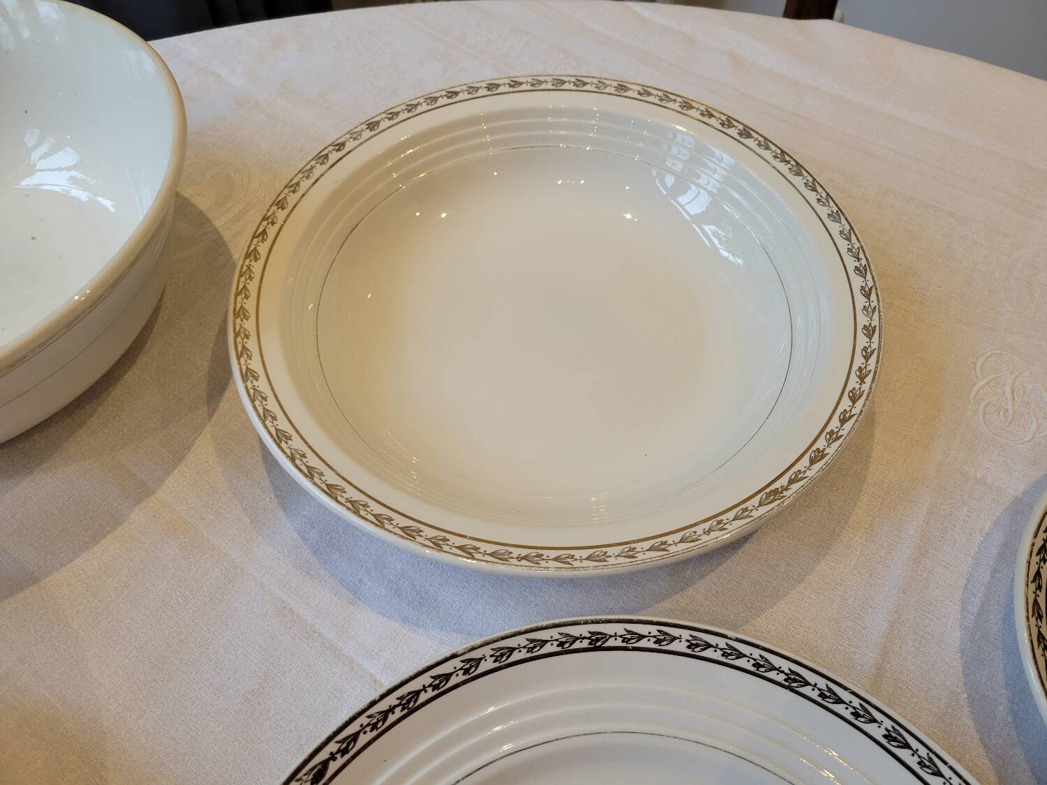 Table service in opaque porcelain with gold leaf.