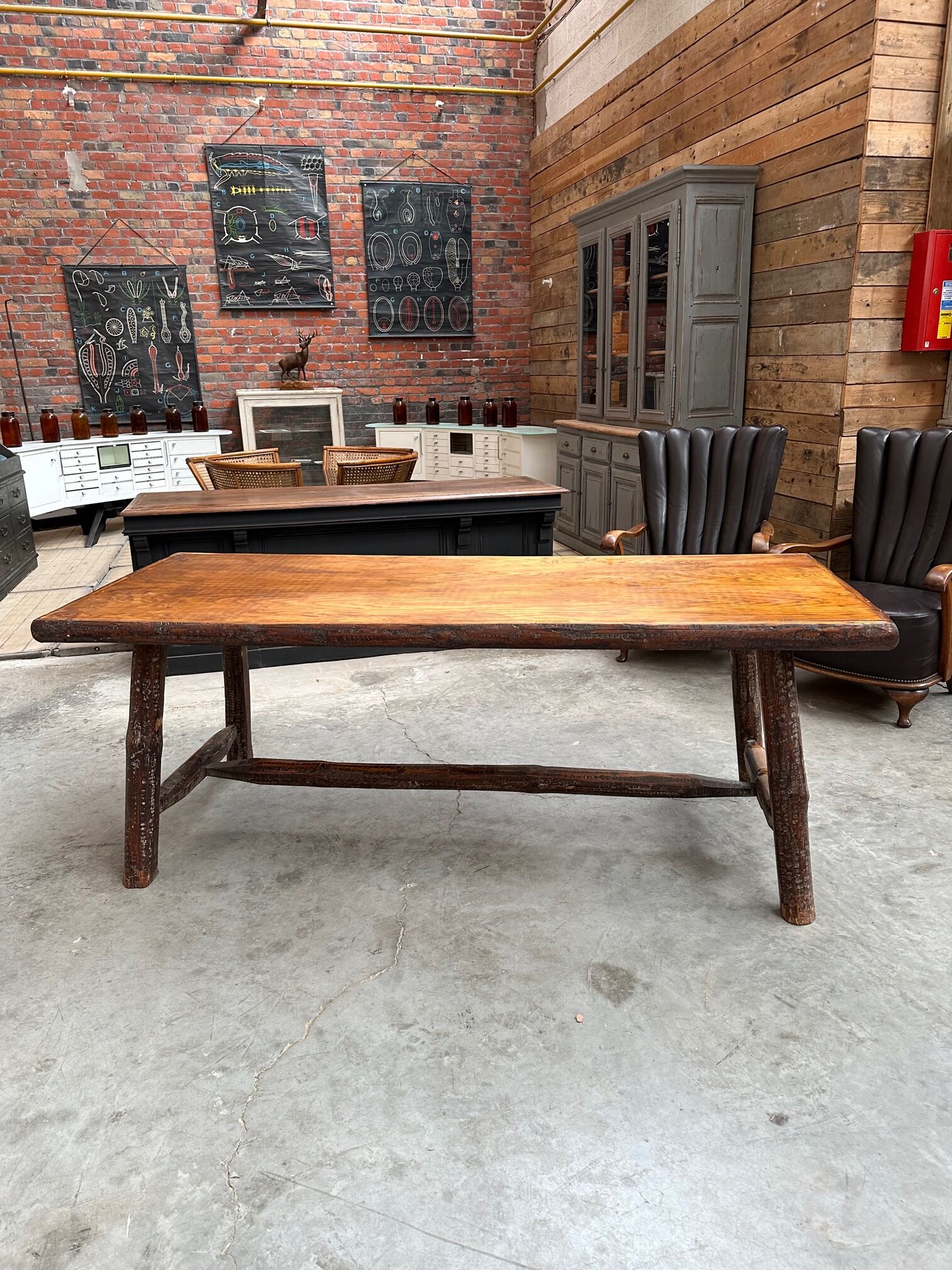 Ensemble table et son banc brutaliste