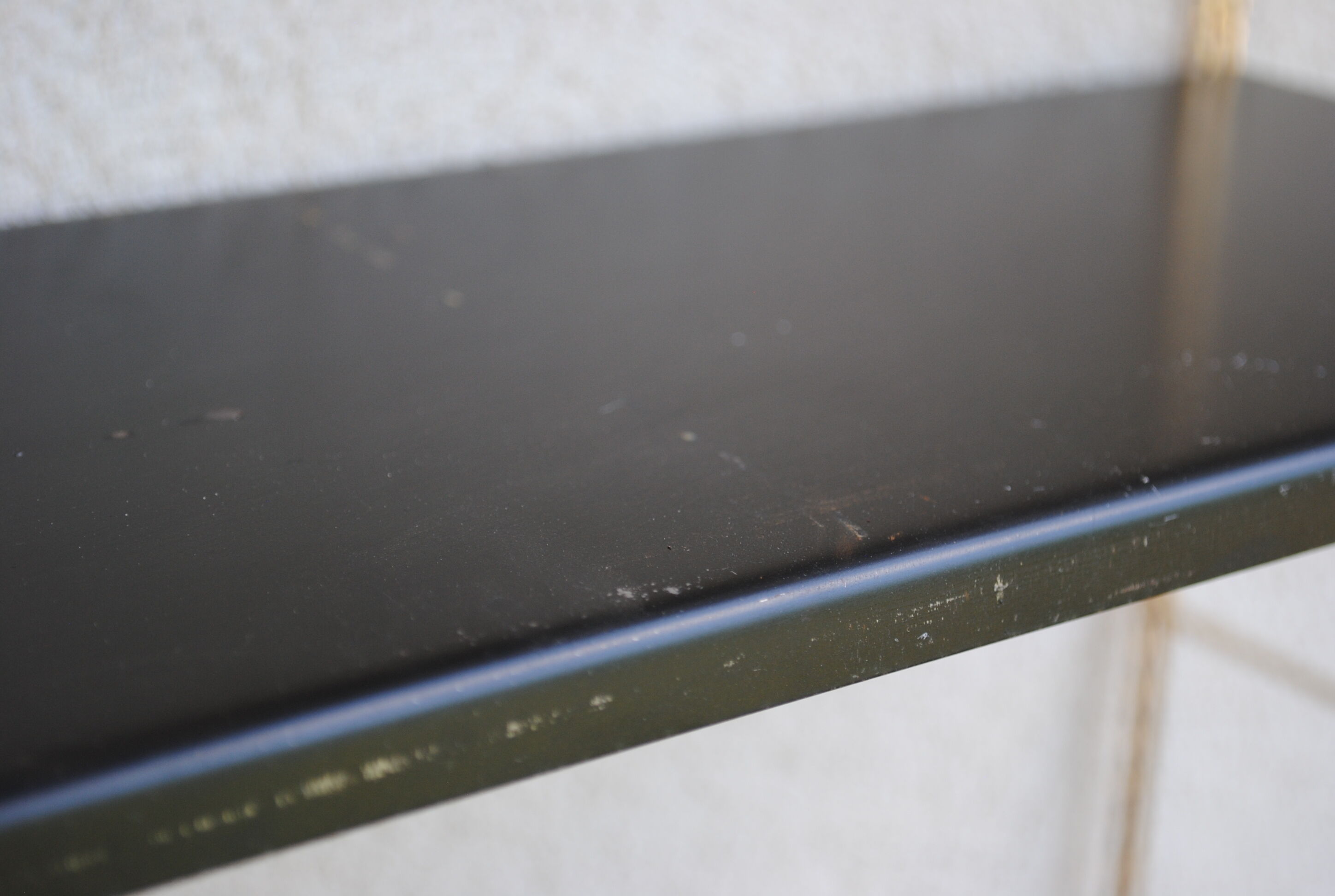 Shelf wall metal string