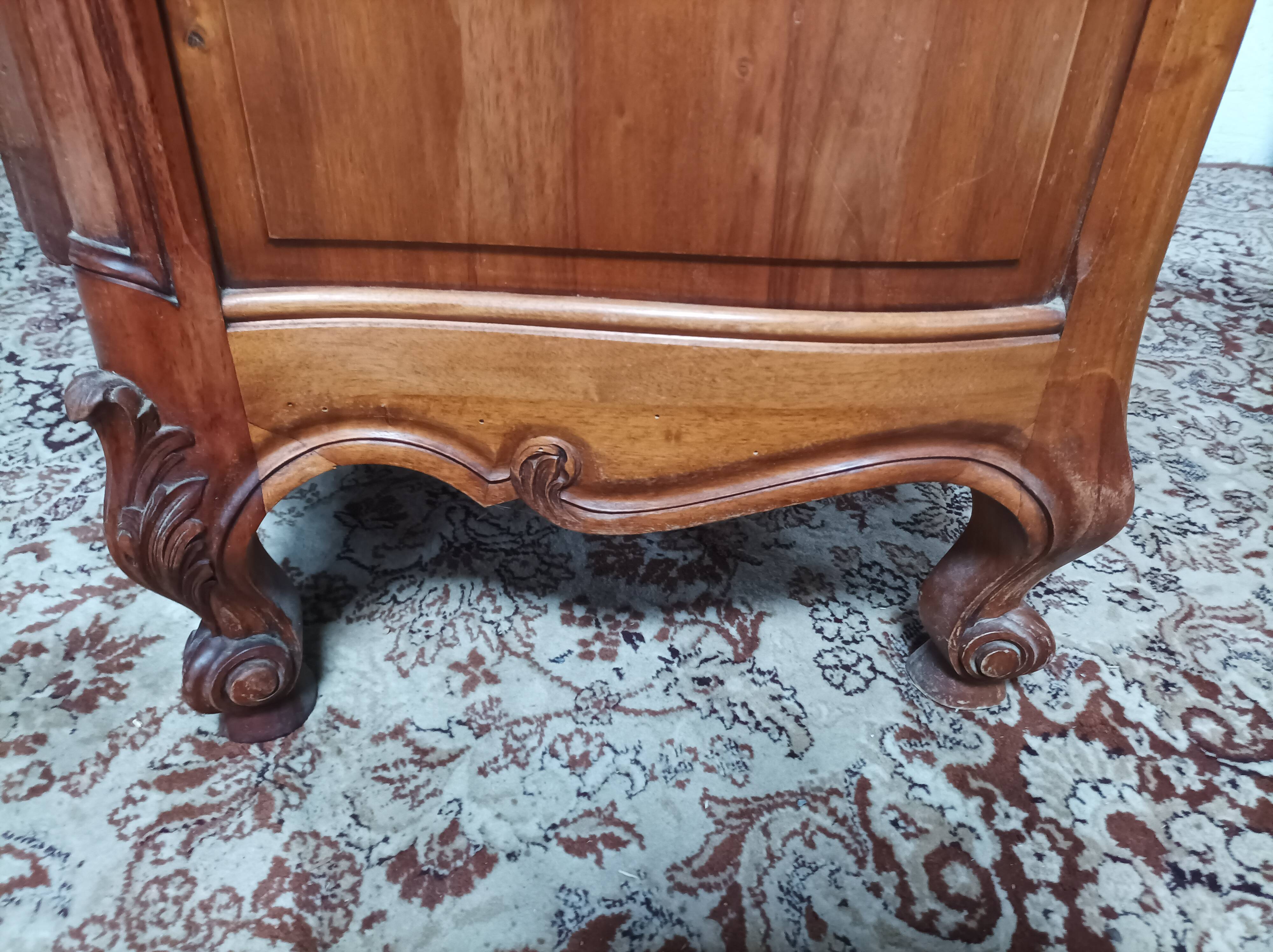 Commode Rocaille en noyer sculpté XXème