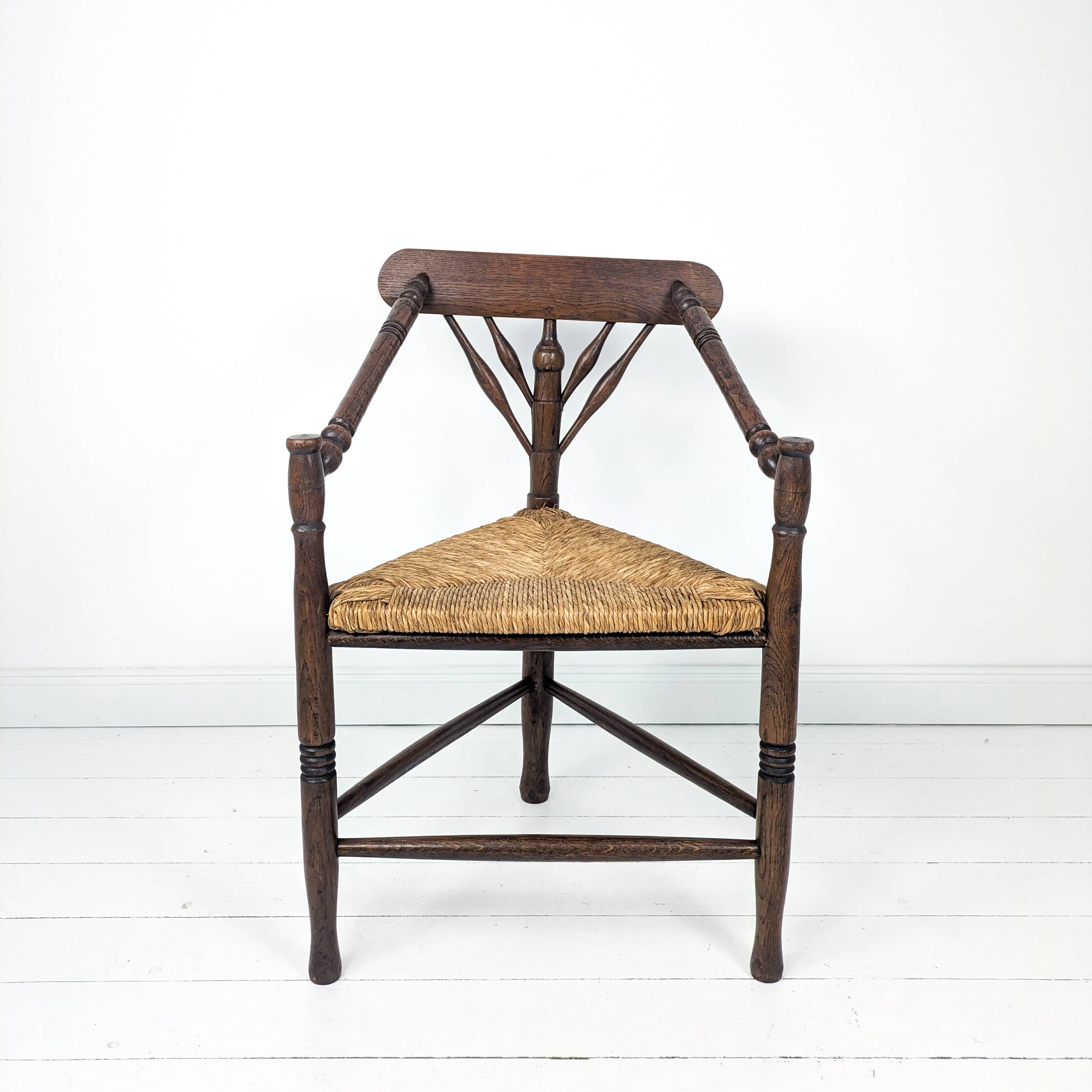 Chaise d’angle vintage antique à trois pieds en bois massif avec assise en