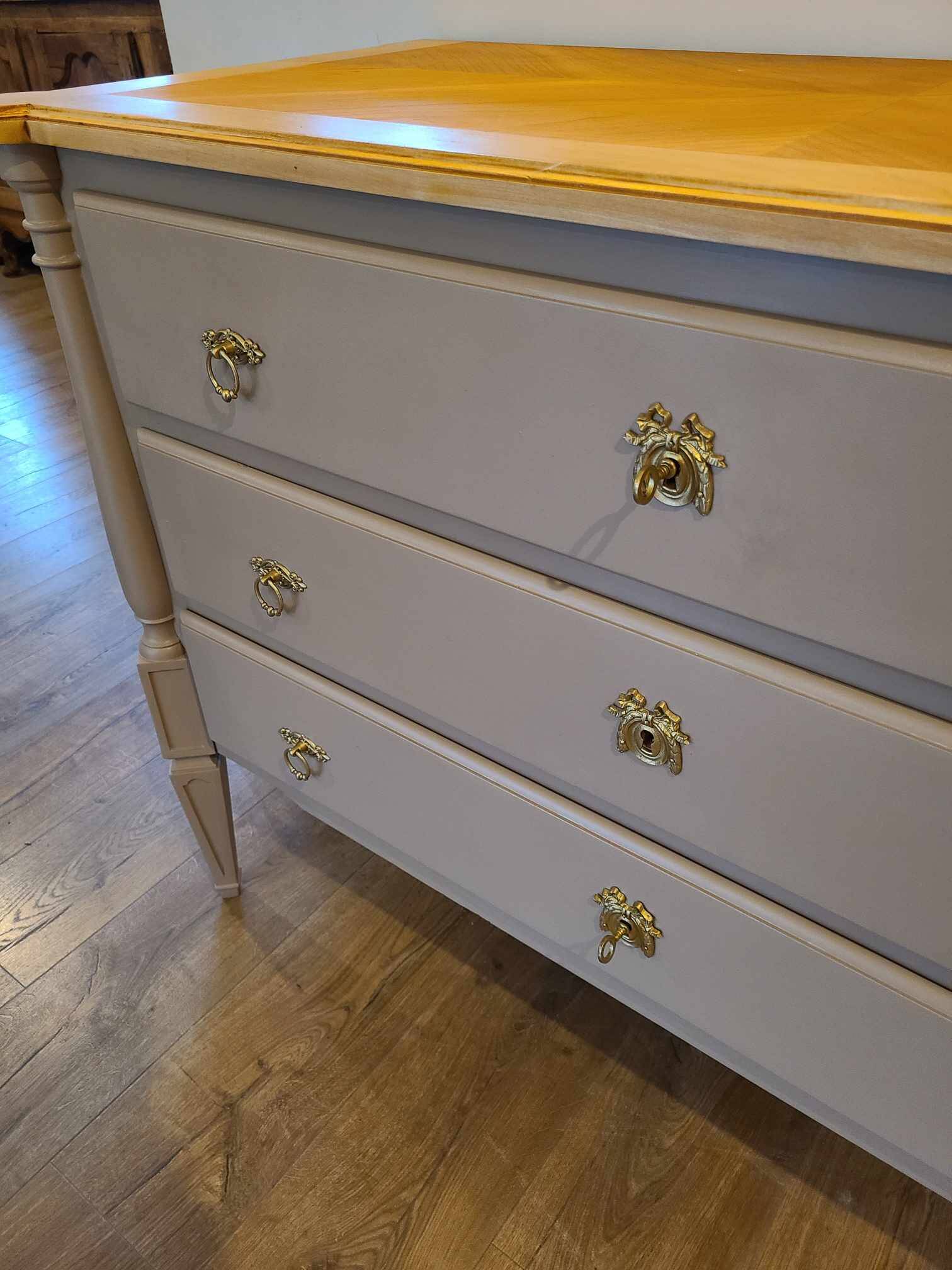 Commode en bois peint