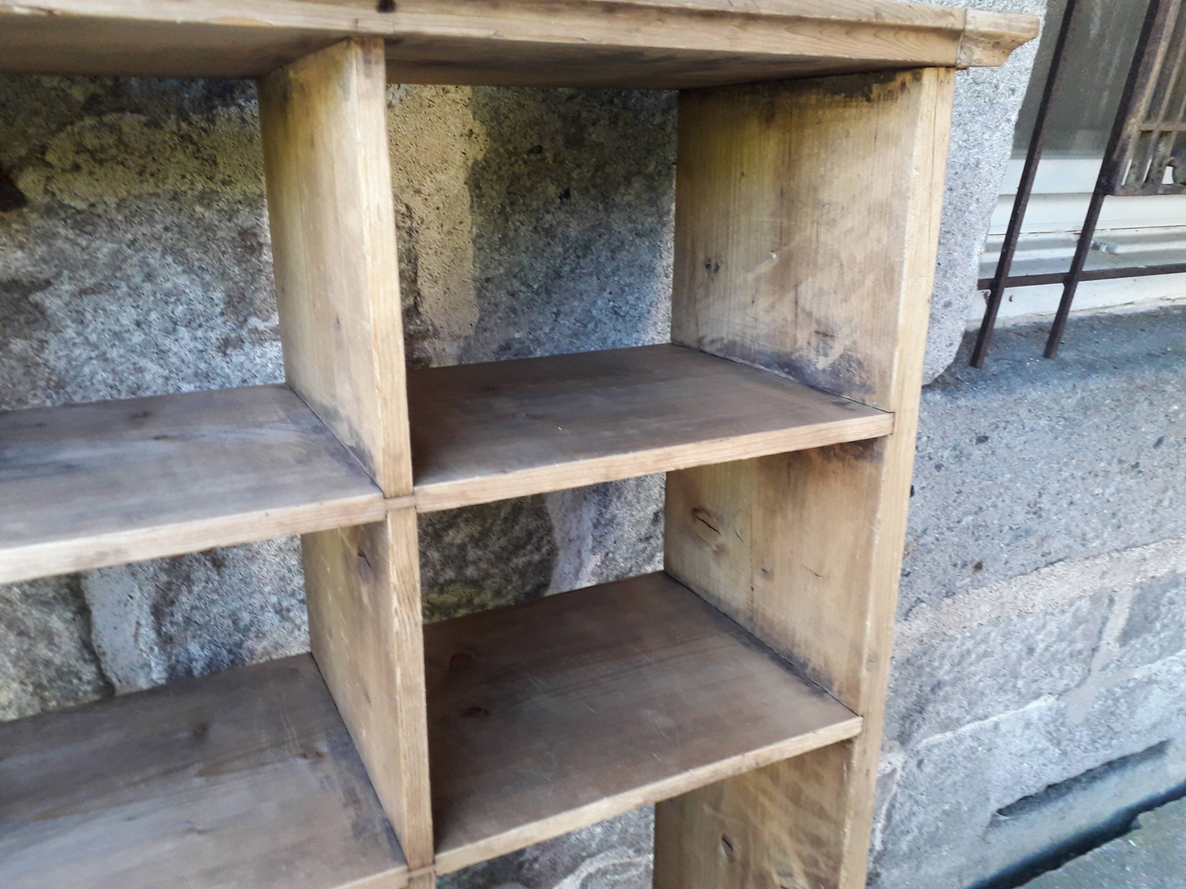 Étagère murale en sapin