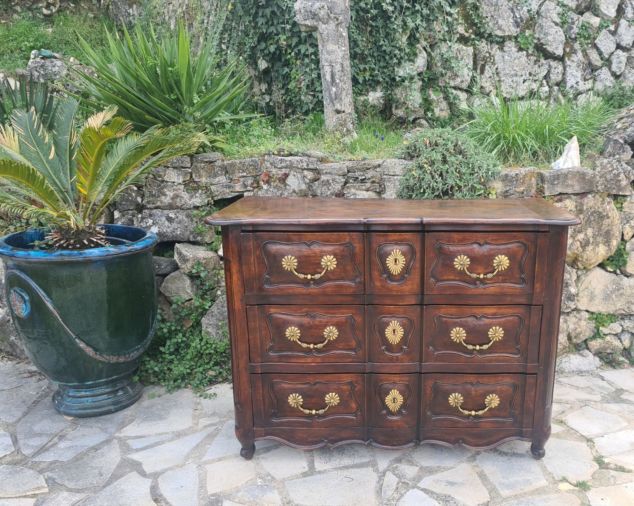 Commode arbalète en noyer époque 18ème siècle
