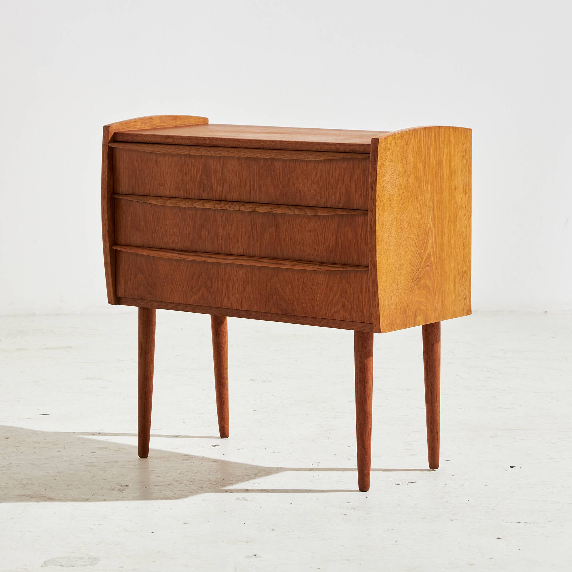 MK10635 Restored oak nightstand