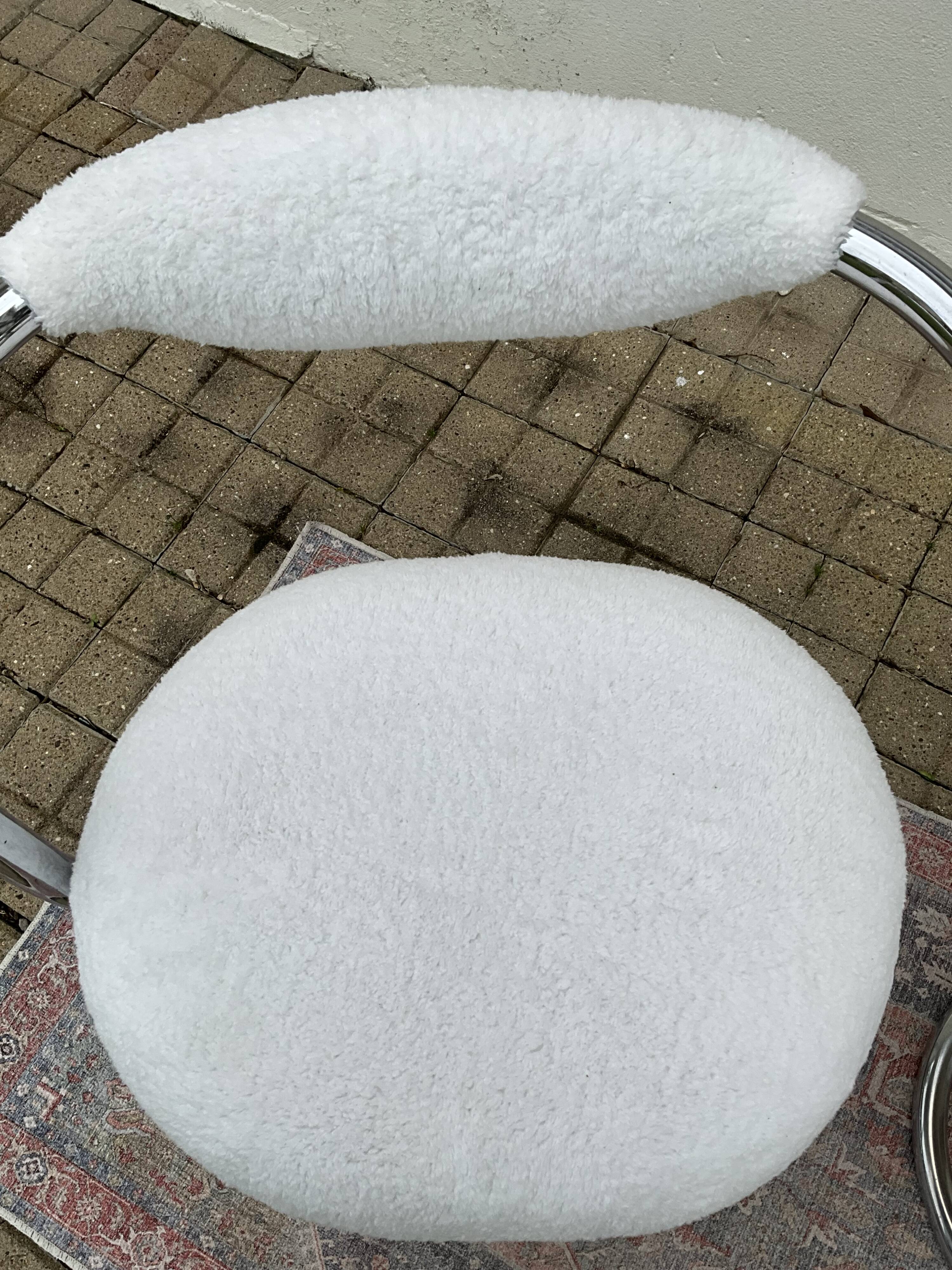 Pair of cobra chair by Giotto  Stoppino